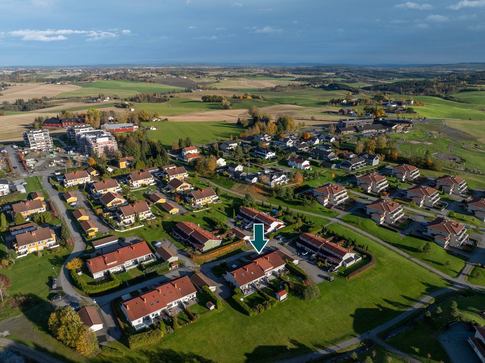 Her er det gangavstand til barnehage, skoler, dagligvarebutikker, samt fine grøntområder som omkranser området. Galleribilde