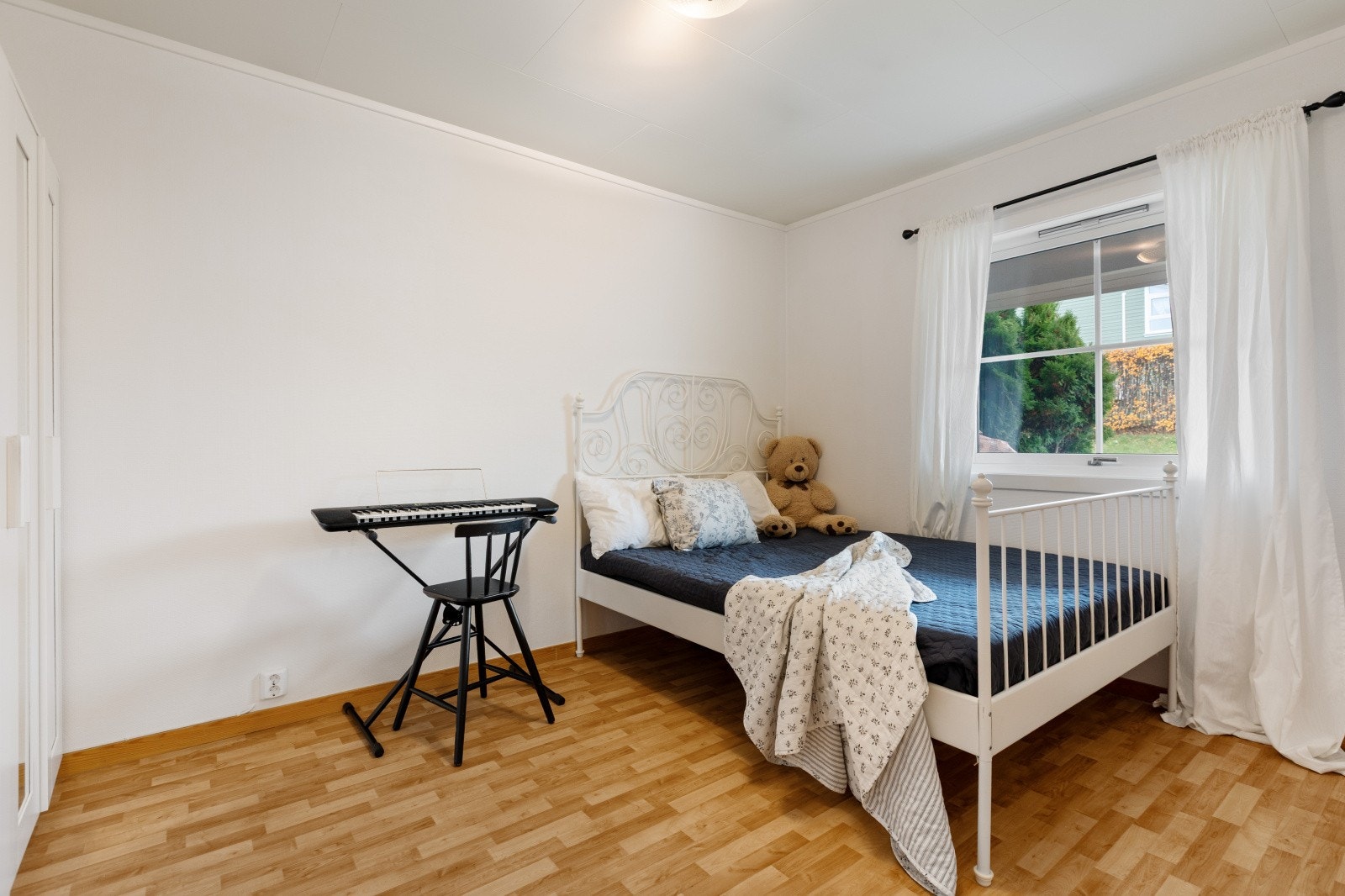 Soverommet i første etasje er av god størrelse og gir godt om plass til dobbeltseng, nattbord og garderobeløsning. Galleribilde