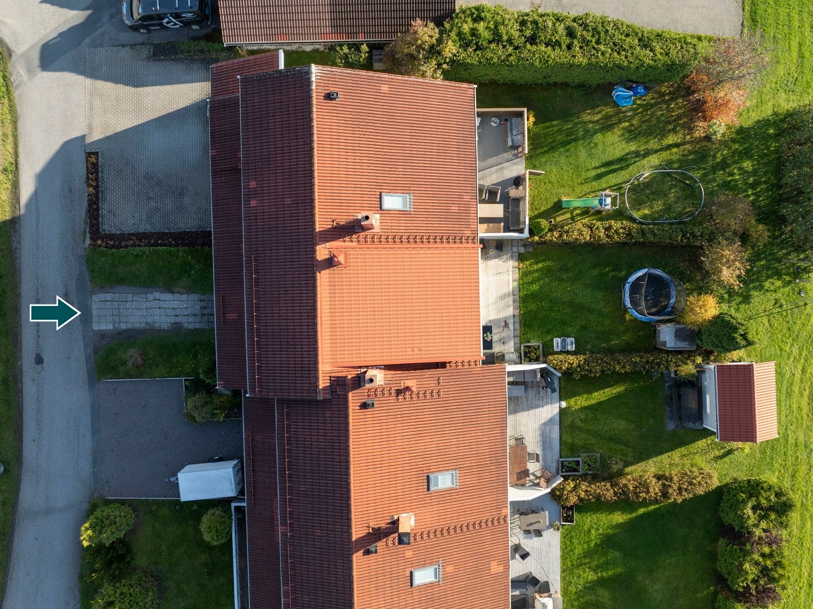 Eiendommen har en god intern beliggenhet med gode solforhold og uten spesiell innsyn. Galleribilde