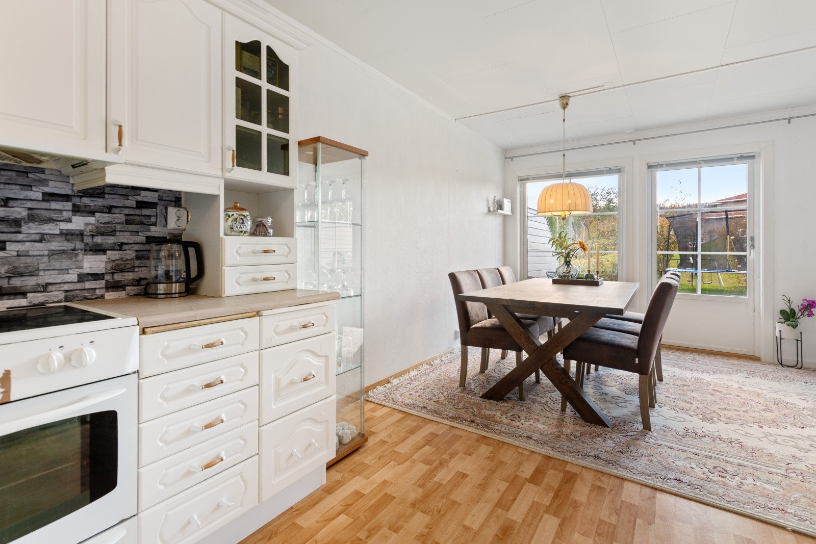 Tilbake inn til stuen igjen. Kjøkkenet ligger i en delvis åpen løsning mot stuen. Galleribilde