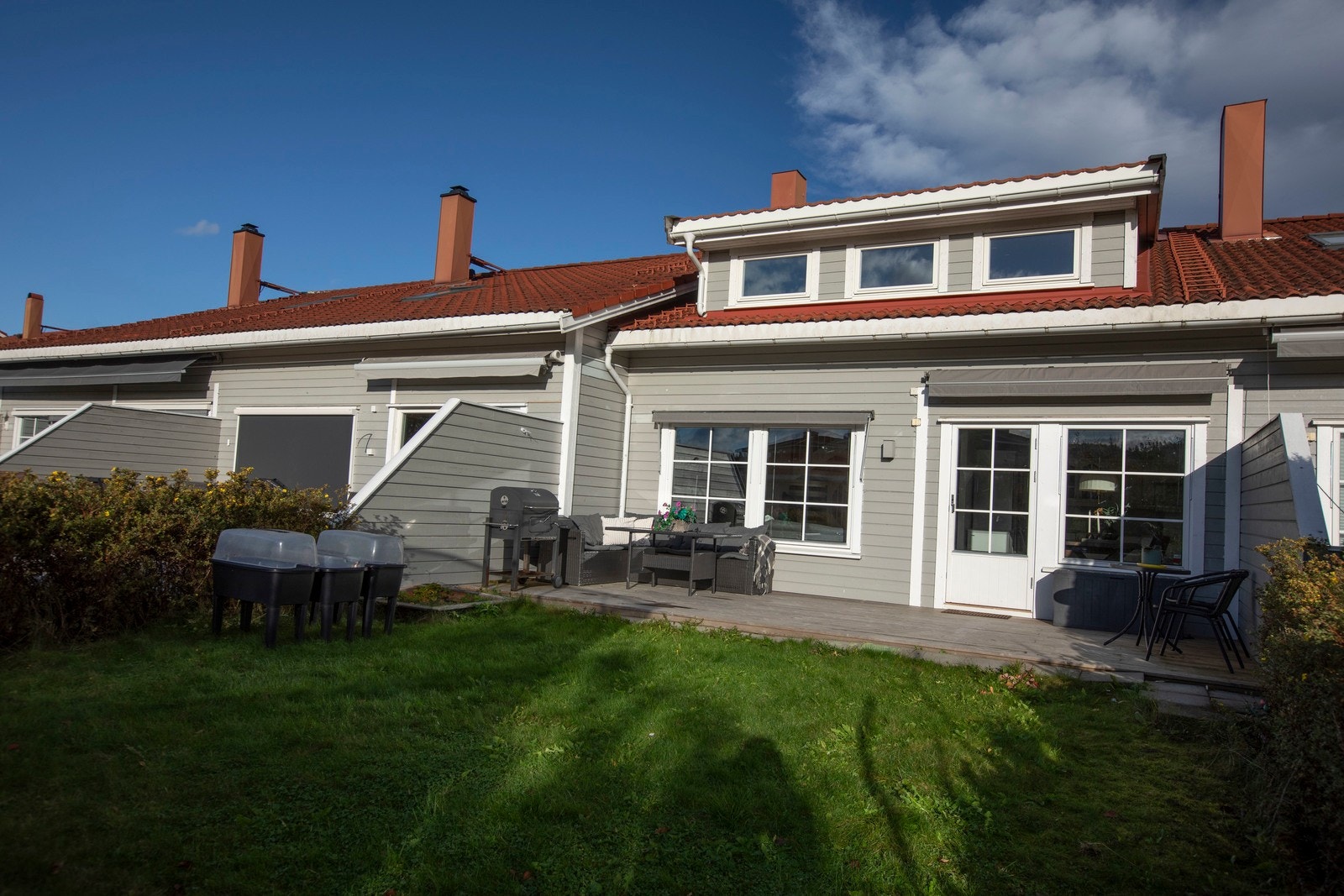 Hyggelig uteområde med godt om plass for utemøblement og grill. Galleribilde