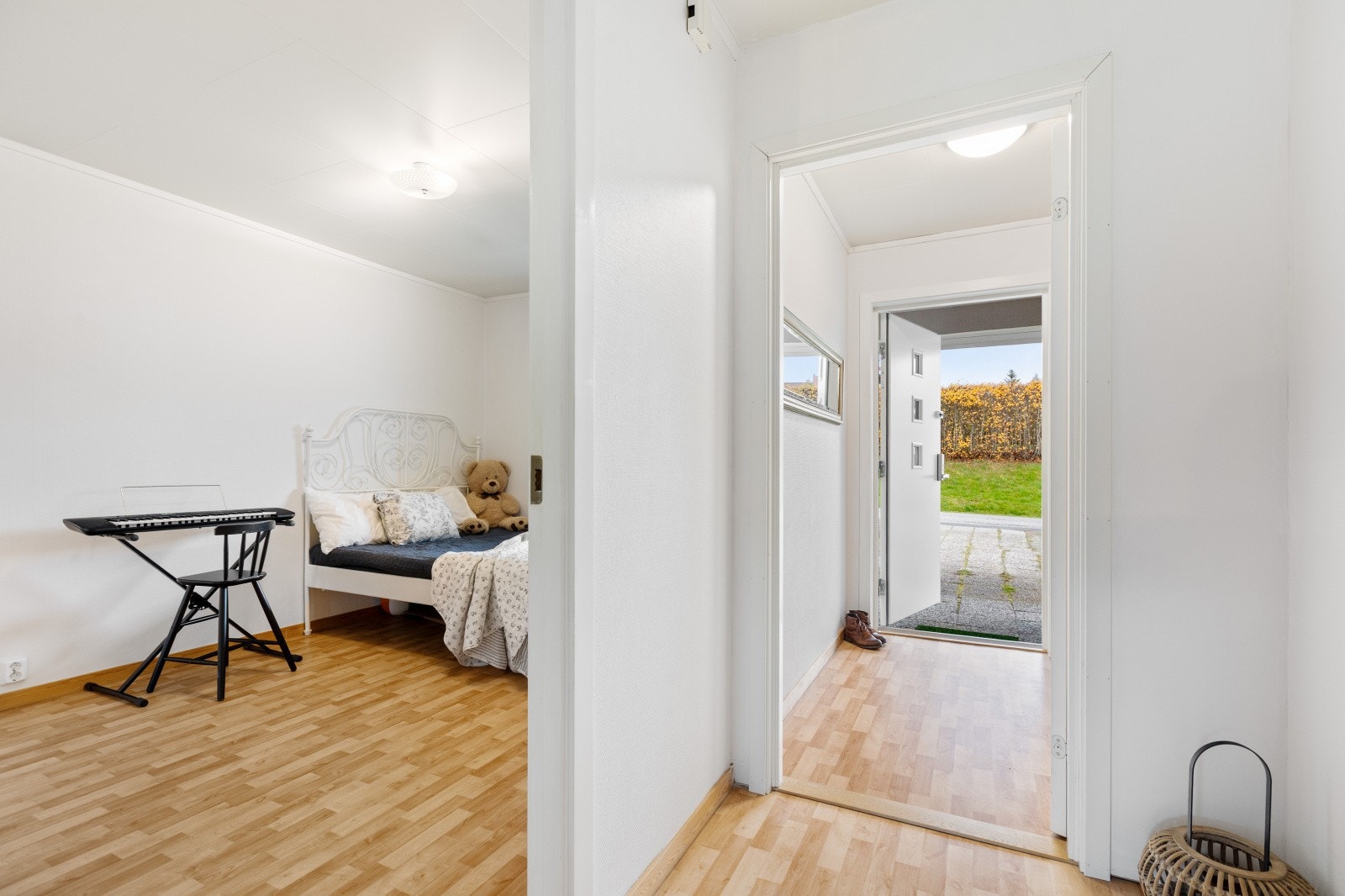 Lengre inn i gangen er det første soverommet plassert. Eiendommen har alt på et plan. Galleribilde