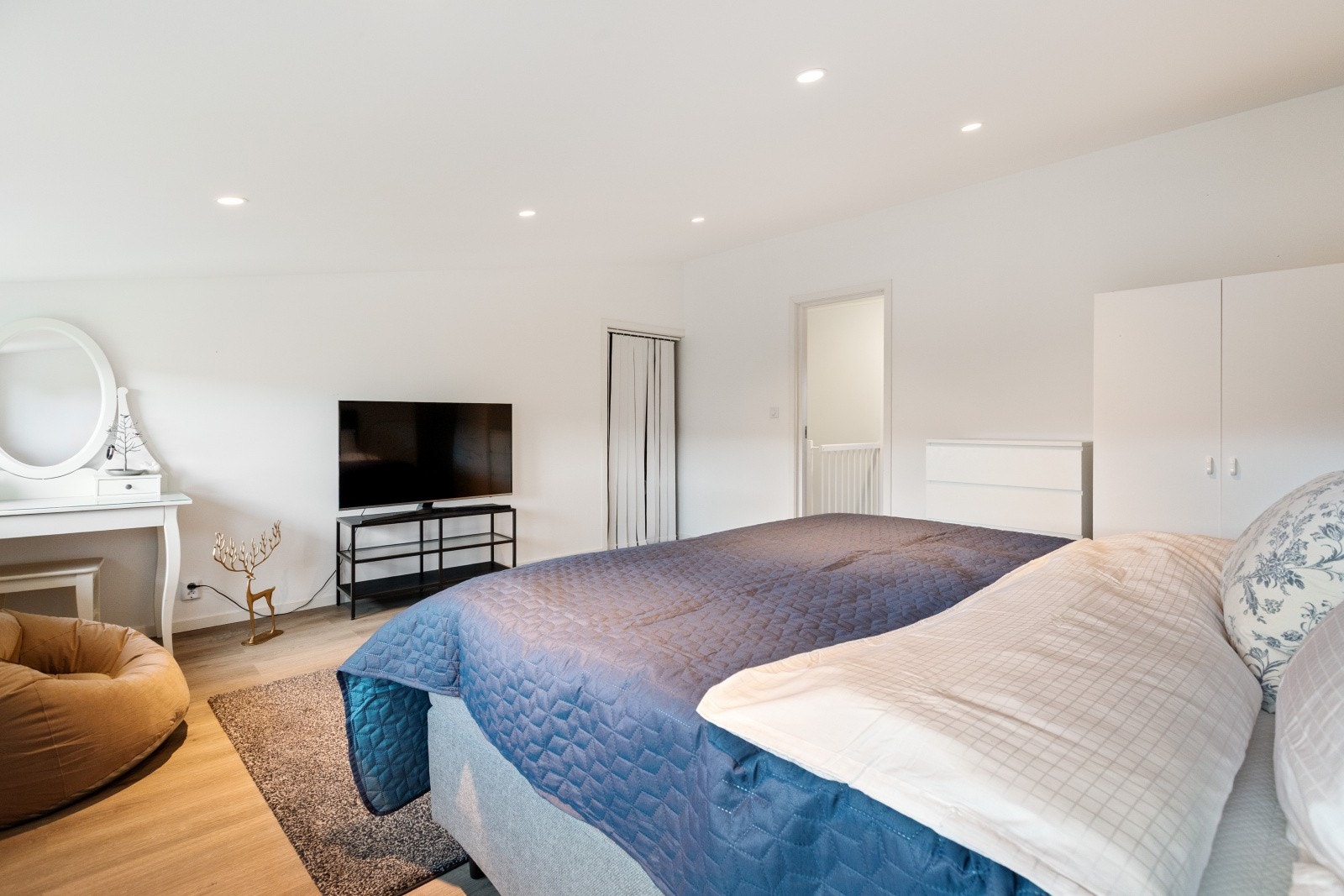 På hver side av rommet er det to boder for ekstra oppbevaring. Galleribilde