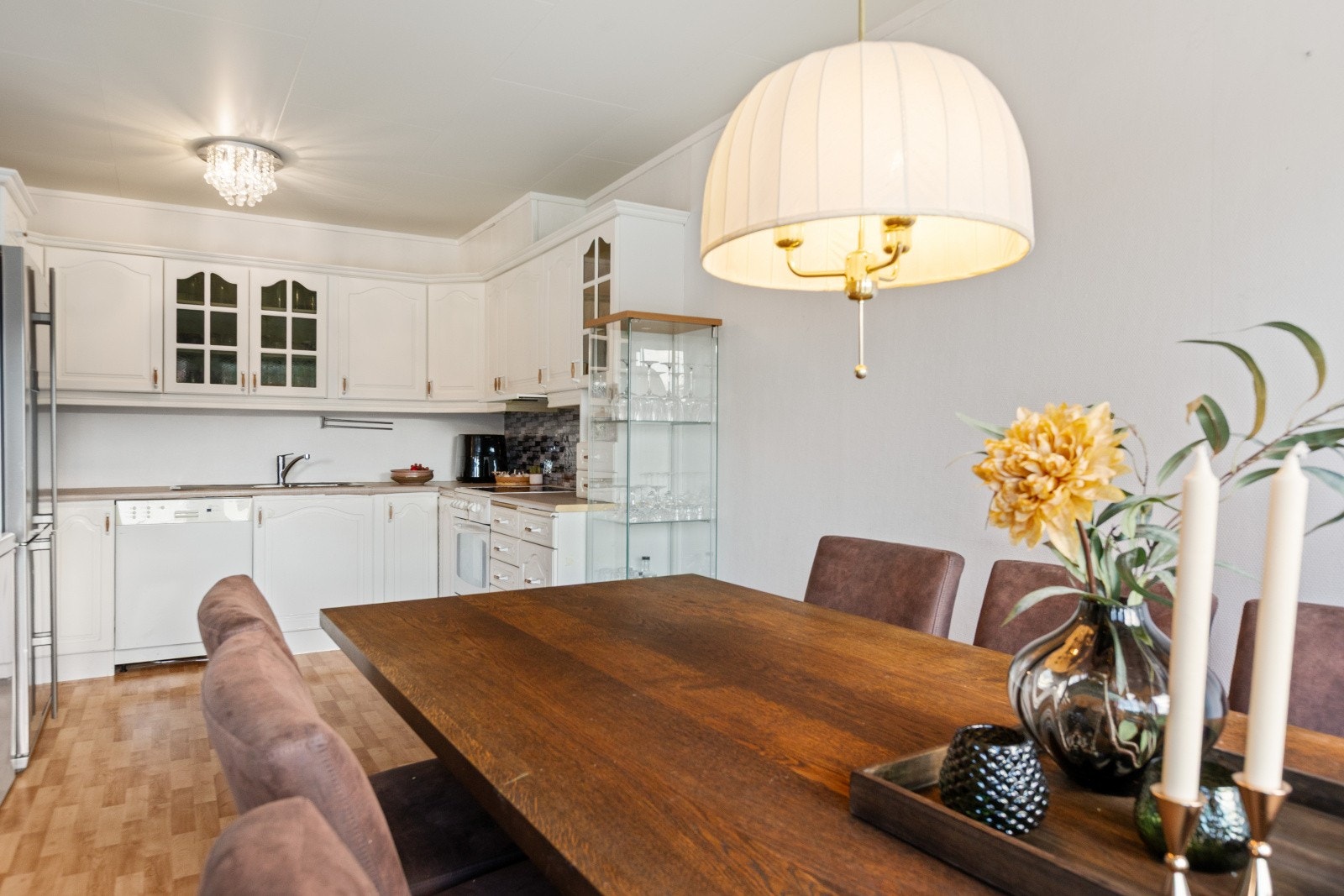 Det vil være naturlig å plassere et spisebord her som skiller mellom stuen og kjøkkenet. Galleribilde