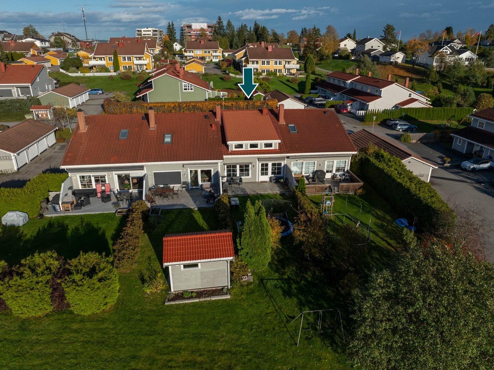 Eiendommen går over to plan der nåværende eier har bygd ut en del av boligen på loftet og liten del av stuen i første etasje. Galleribilde