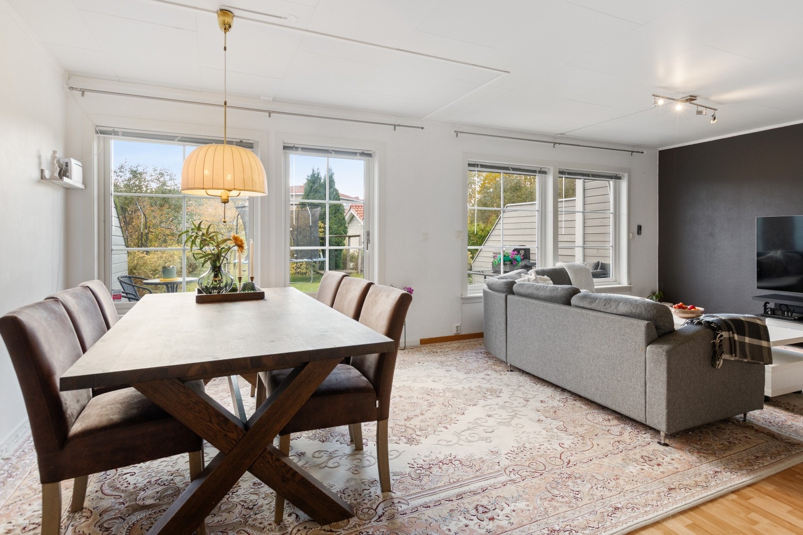 Rommet er bygd ut en liten del, dette samtidig som taket i andre etasje ble løftet og rommet ble oppgradert. Galleribilde