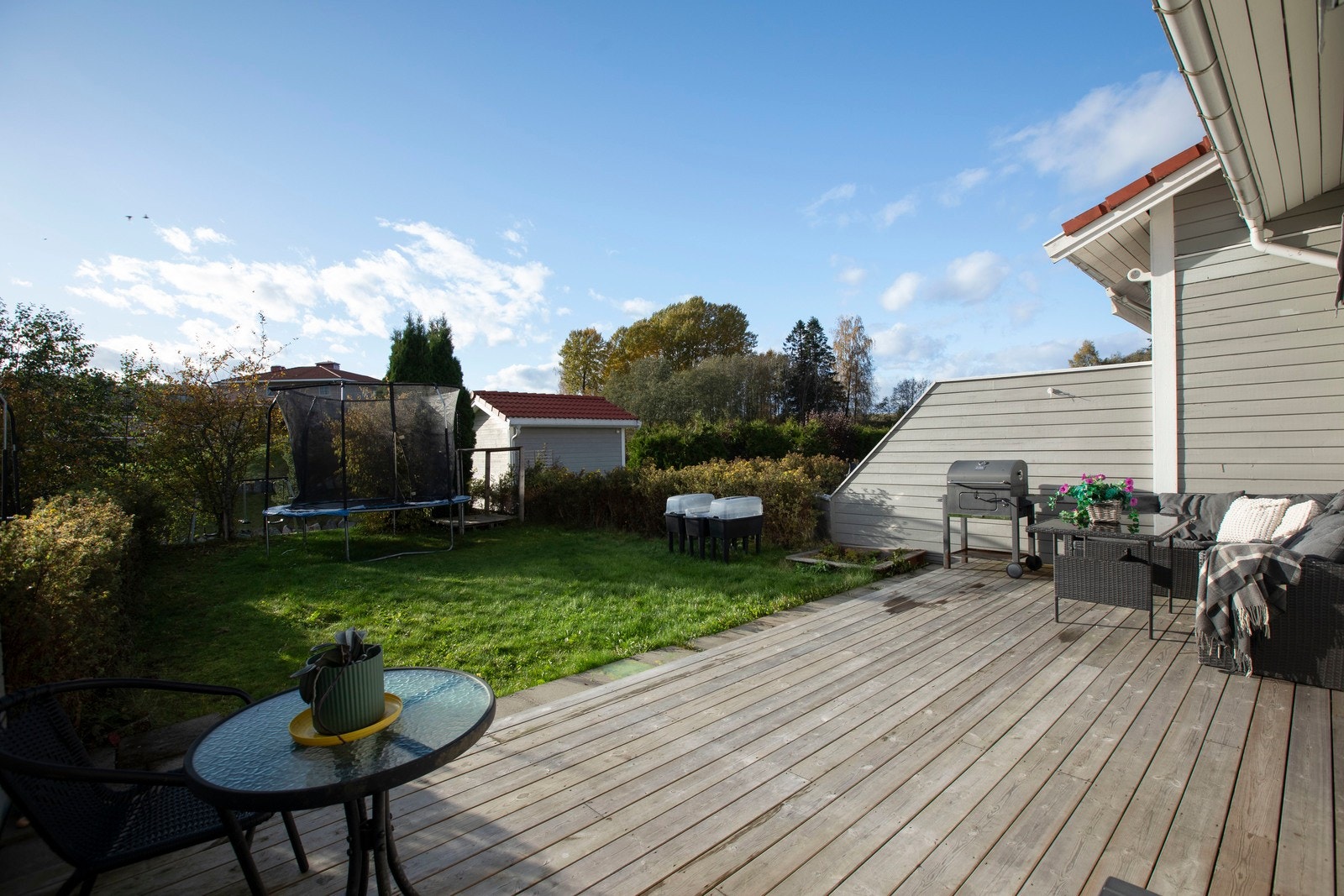 Nydelig uteplass med gode solforhold og uten spesiell innsyn. Galleribilde