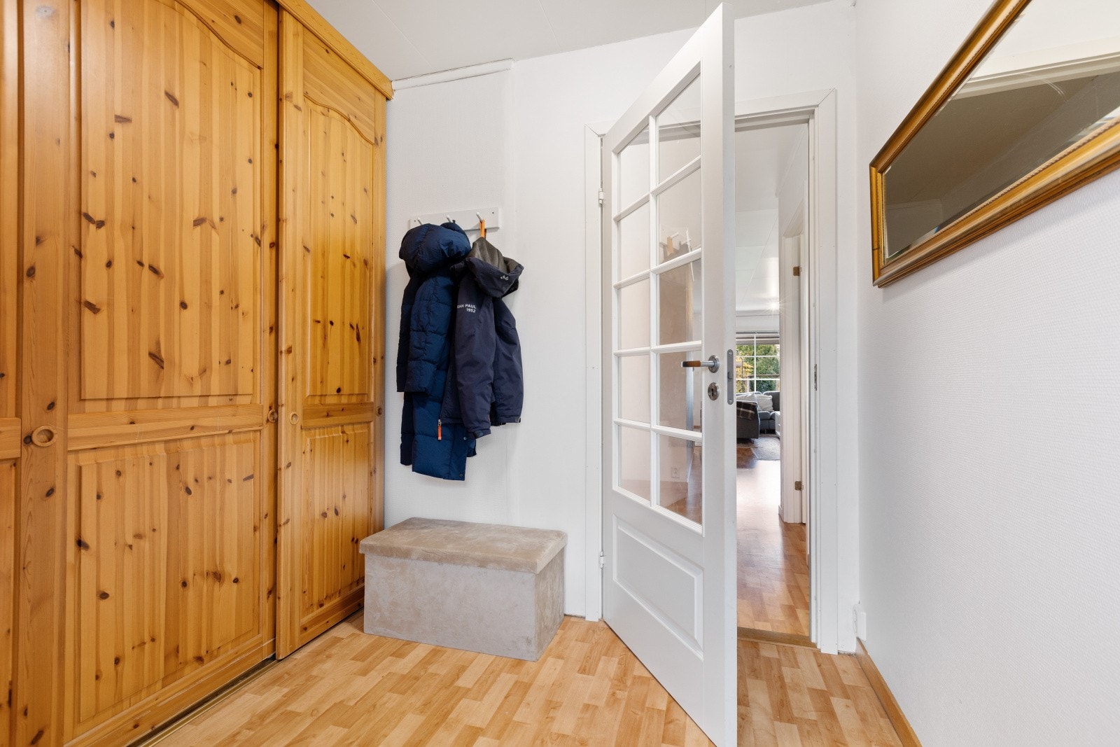 Velkommen inn til en hyggelig entré med skyvedørsgarderobe med godt om plass for ytterklær- og sko. Galleribilde