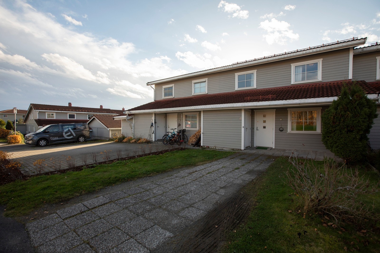 Hyggelig inngangsparti med en utvendig bod rett ved siden av inngangspartiet. Galleribilde