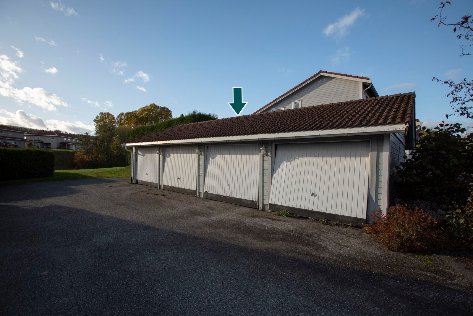 Det medfølger en parkeringsplass i felles garasjeanlegg med elektrisk port. Galleribilde