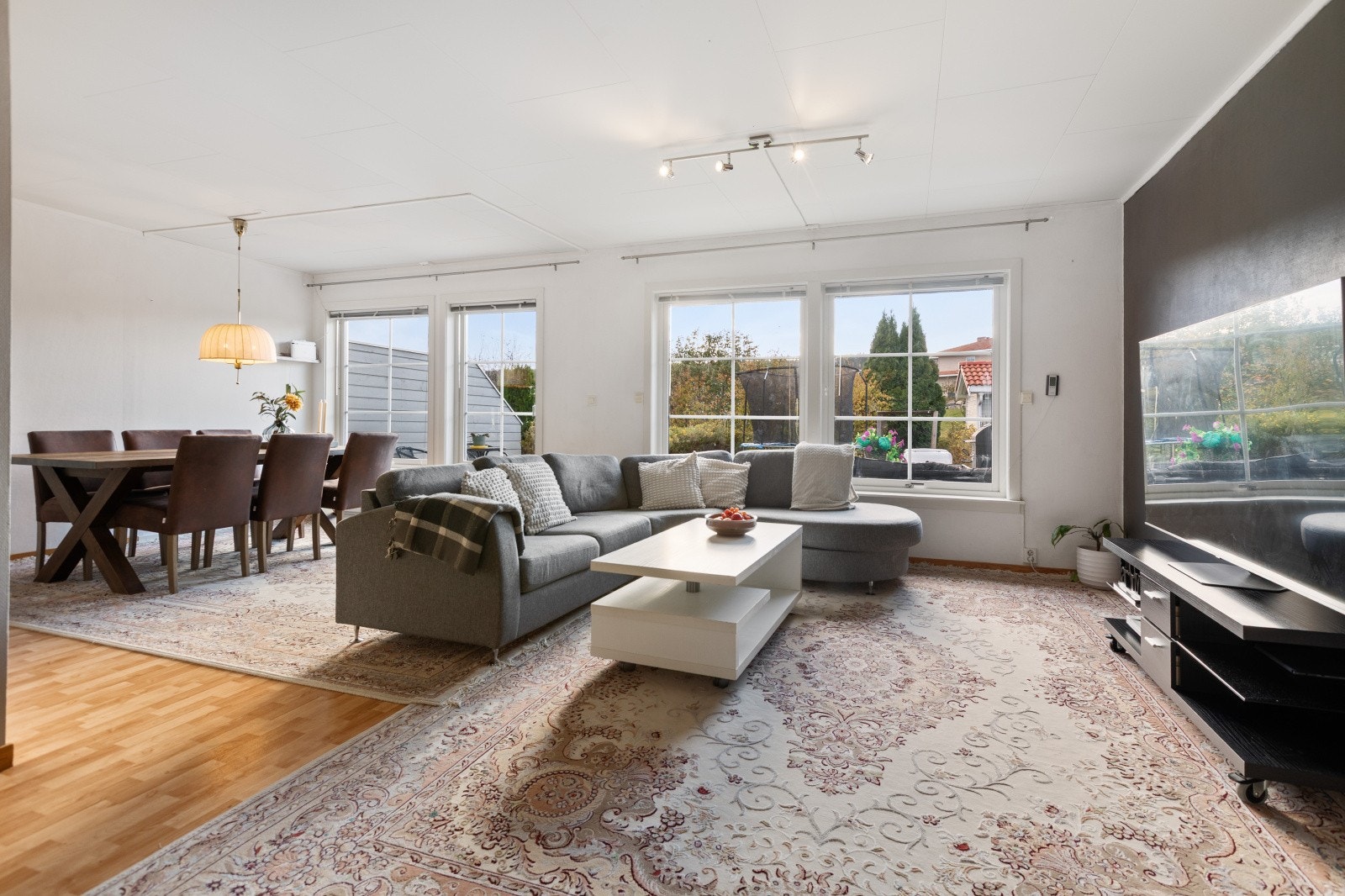 Store vinduer slipper inn rikelig med naturlig dagslys. Galleribilde