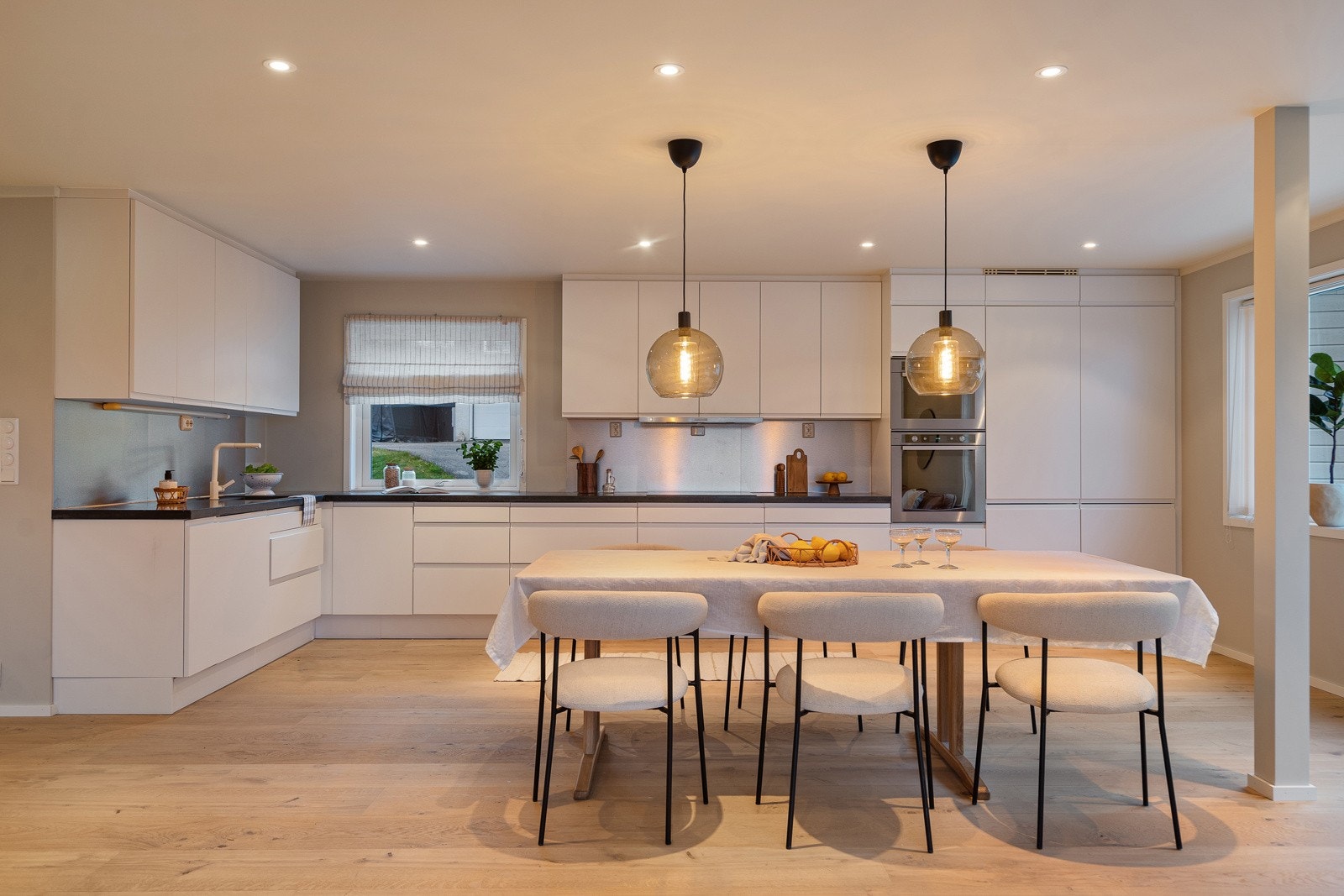 Lekkert og velutstyrt kjøkken Galleribilde