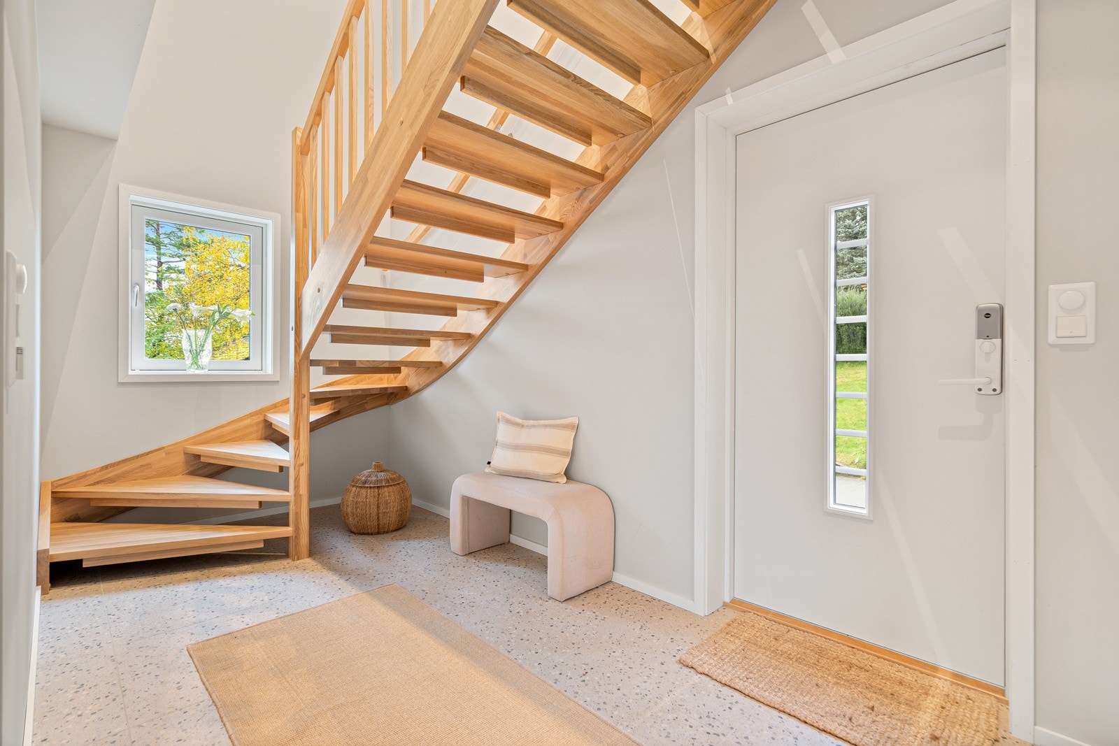 Nydelig trapp binder etasjene i sammen Galleribilde