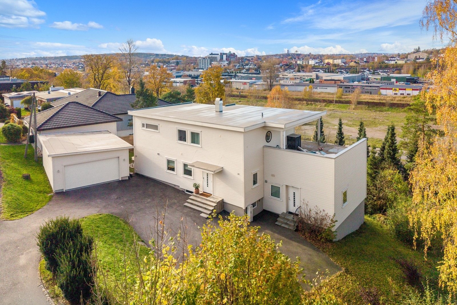 Stor bolig på pynten av Presterødåsen - Vestvendt og solrikt Galleribilde