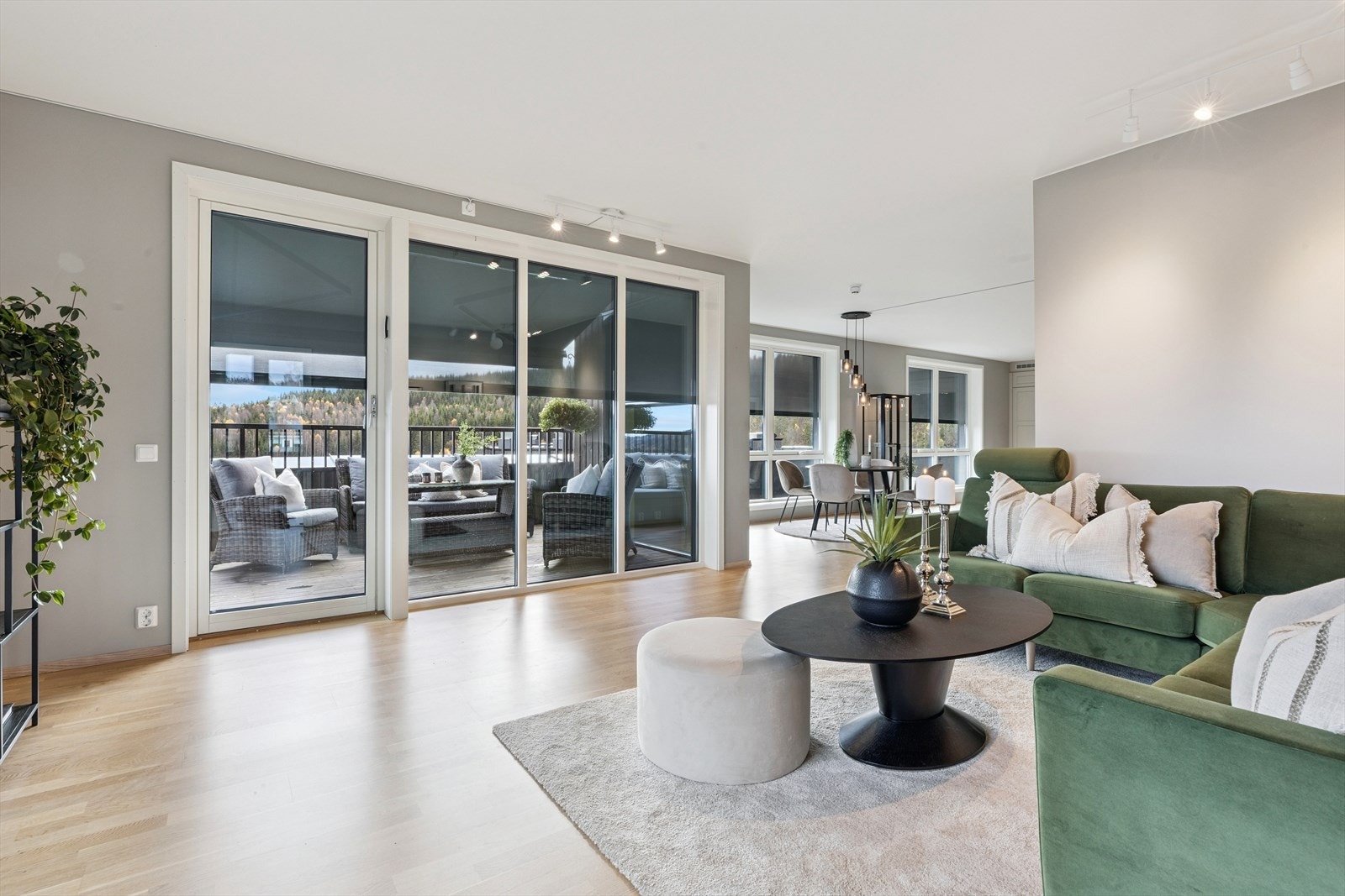 Lys og luftig stue med naturlig inndeling - salongen ligger som en lun og innbydende del av rommet med utgang til terrassen. Galleribilde