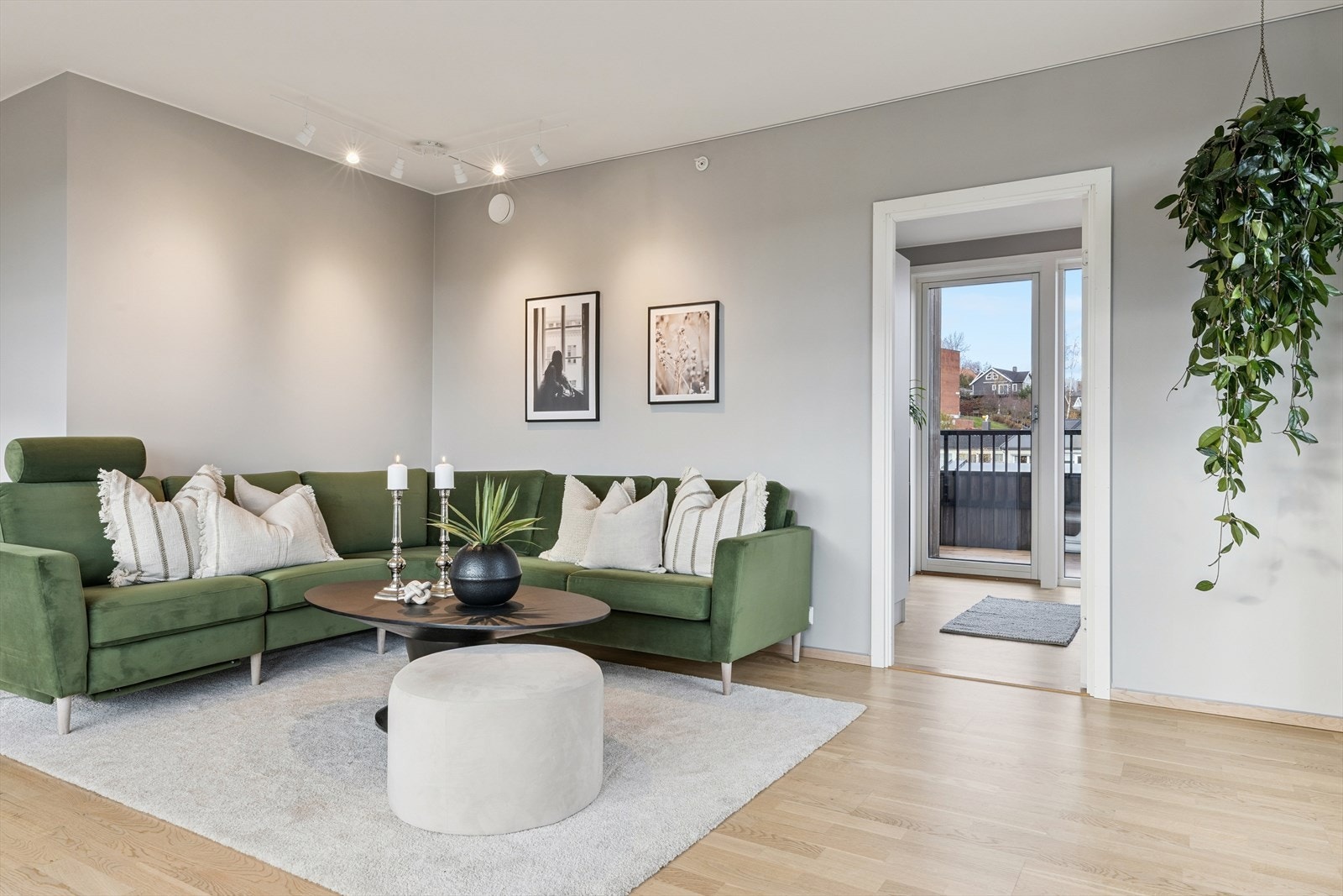 Innenfor stuen ligger leilighetens tredje soverom som har utgang til balkong. Galleribilde