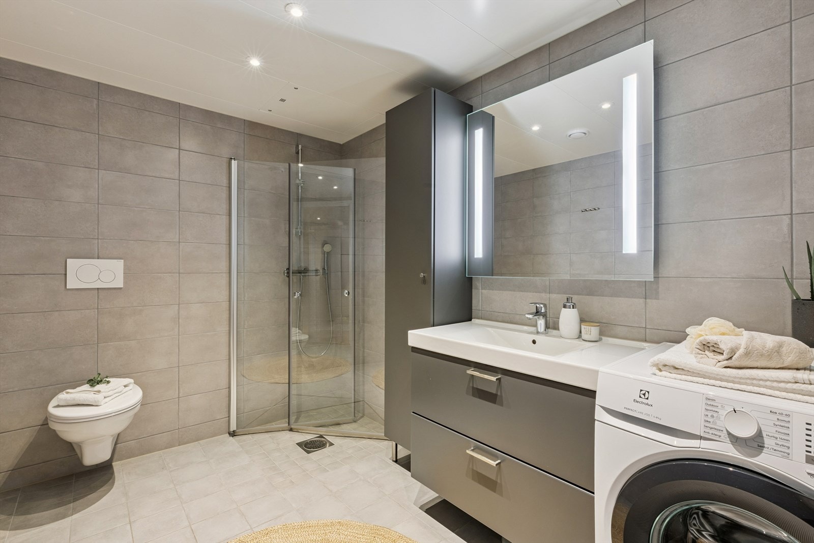 Hovedbadet er leilighetens største baderom og fremstår moderne og funksjonelt. Galleribilde