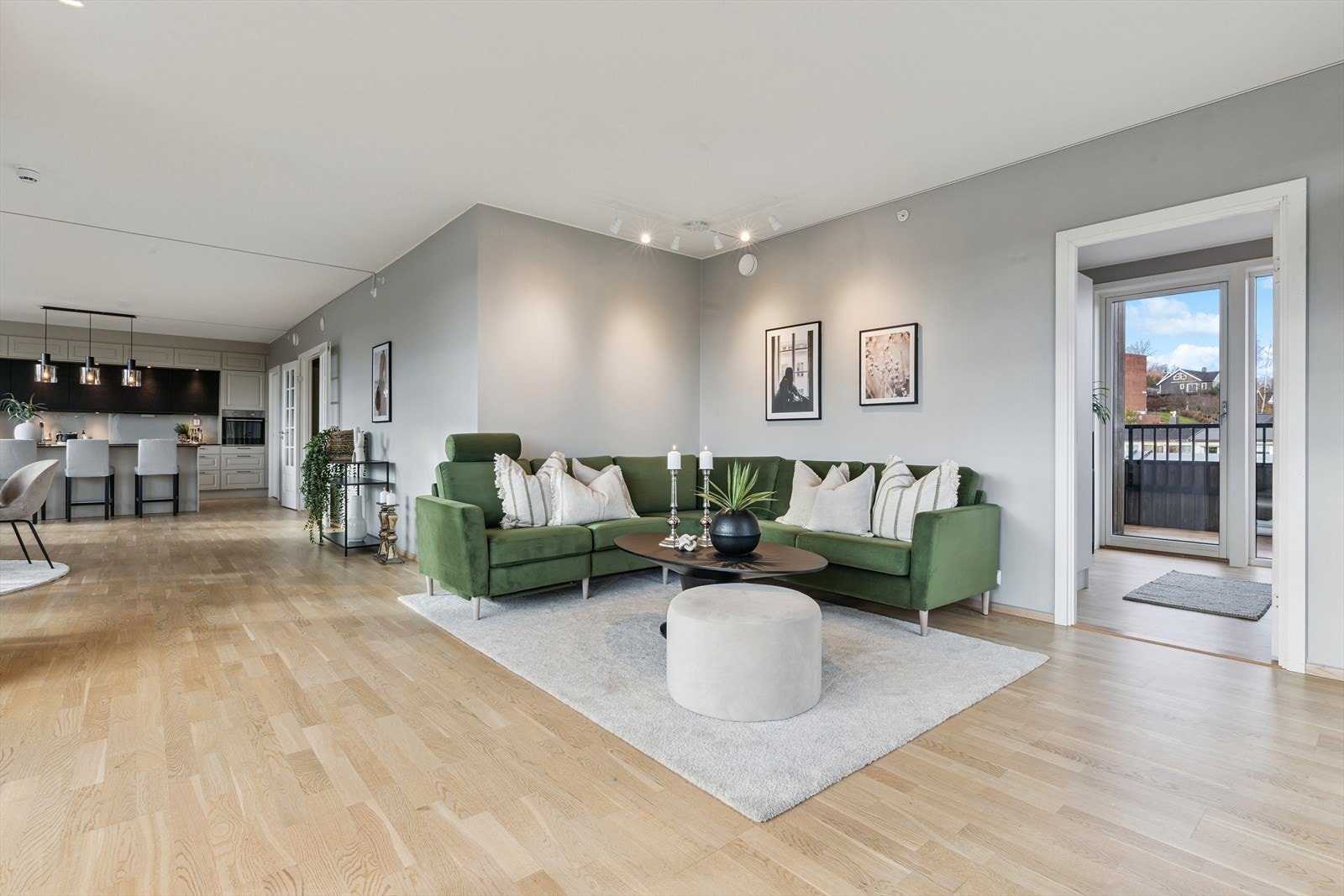 Hele stuen er malt i en lun gråtone. Galleribilde