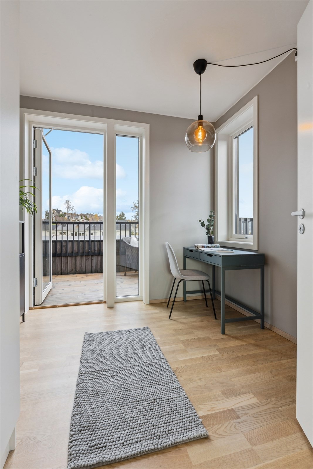 Soverom III - her er det utgang til balkongen hvor kveldsolen kan nytes. Galleribilde