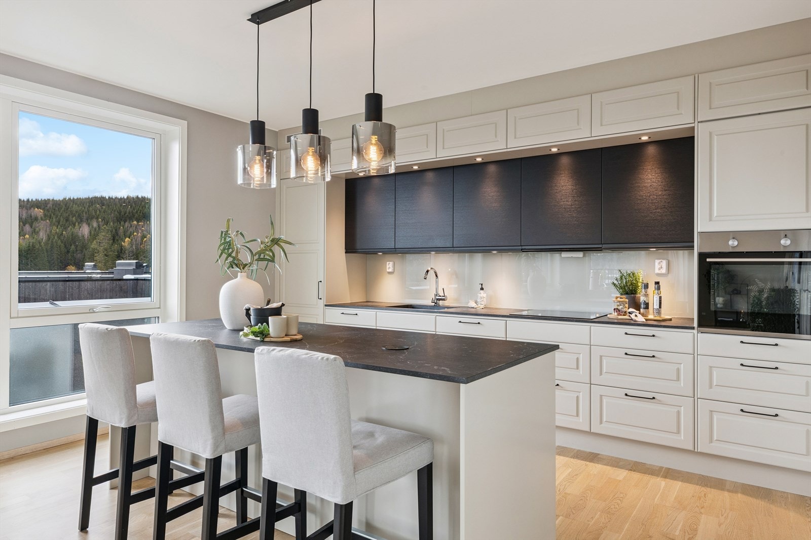 Kjøkkenet fremstår som svært gjennomført med rikelig innredning i form av underskap, overskap og toppskap - alt i en harmonisk og moderne utførelse. Galleribilde