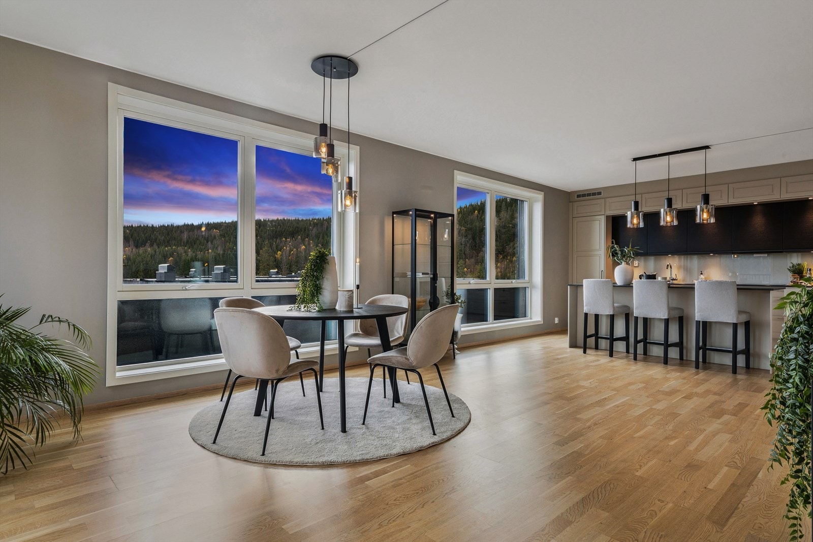 Kjøkkenet fremstår som svært gjennomført med rikelig innredning i form av underskap, overskap og toppskap - alt i en harmonisk og moderne utførelse. Galleribilde