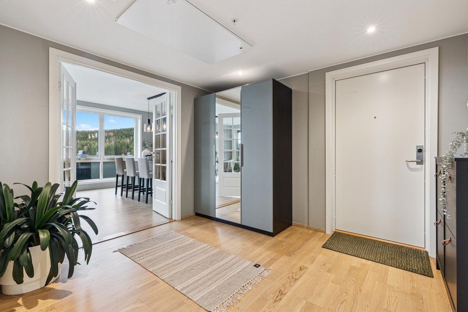 Her er det plass til et praktisk garderobeskap som sørger for ryddig oppbevaring av yttertøy og sko. Galleribilde