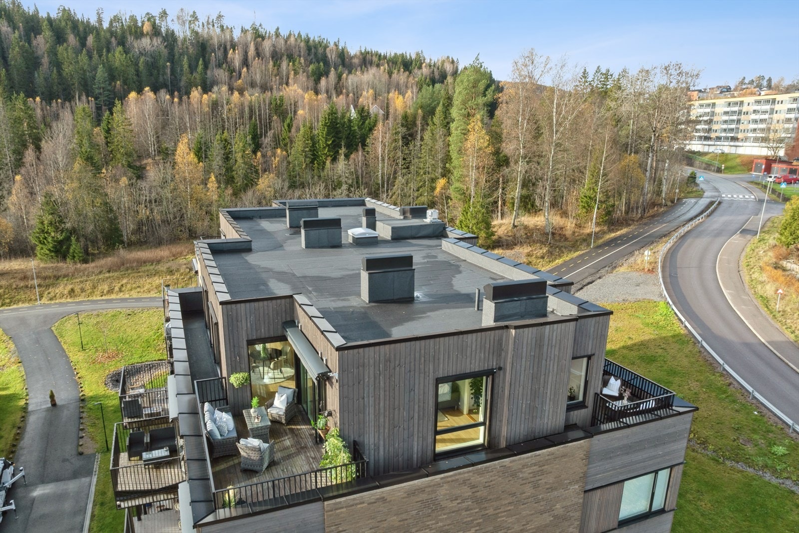 Leiligheten har to innbydende uteplasser som gir gode solforhold og muligheter for avslapning gjennom hele dagen. Galleribilde