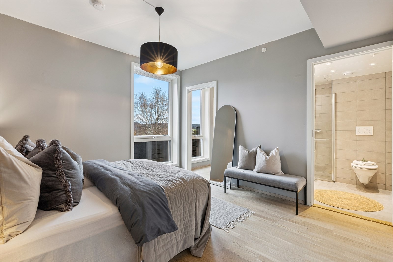 Hovedsoverommet er romslig og har både eget walk-in closet og et privat bad - en luksuriøs og funksjonell løsning. Galleribilde