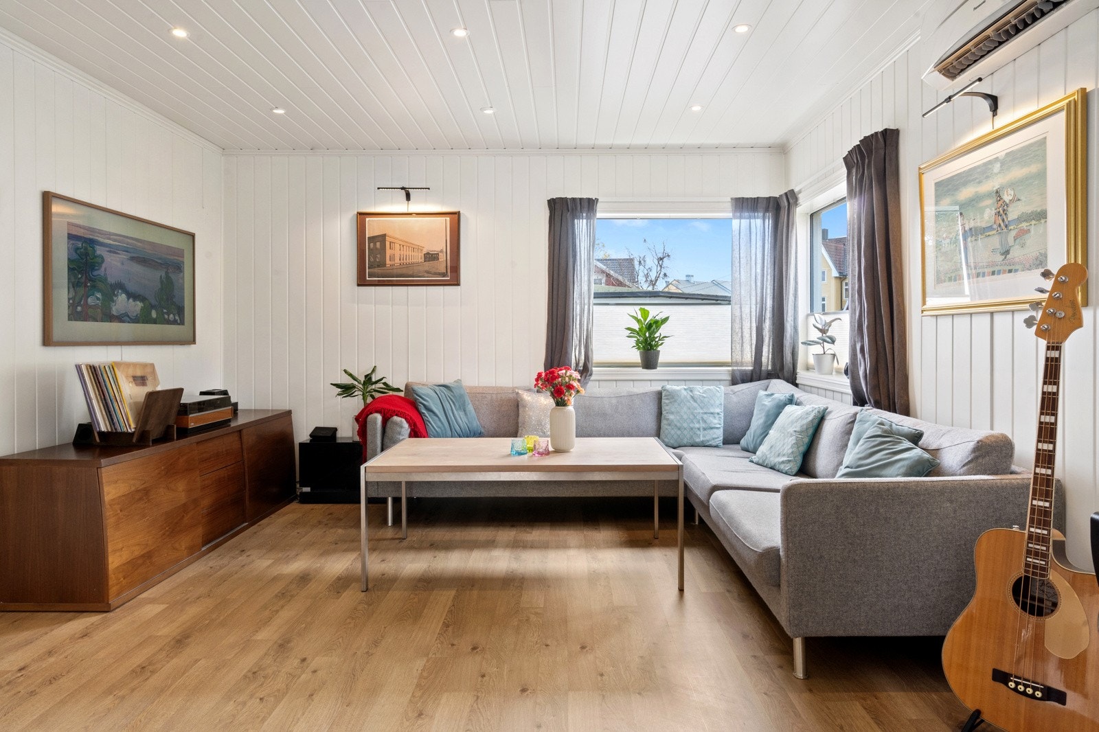 I tv-stuen har man god plass til stor sofagruppe, bord, tv-møbel etc. Galleribilde