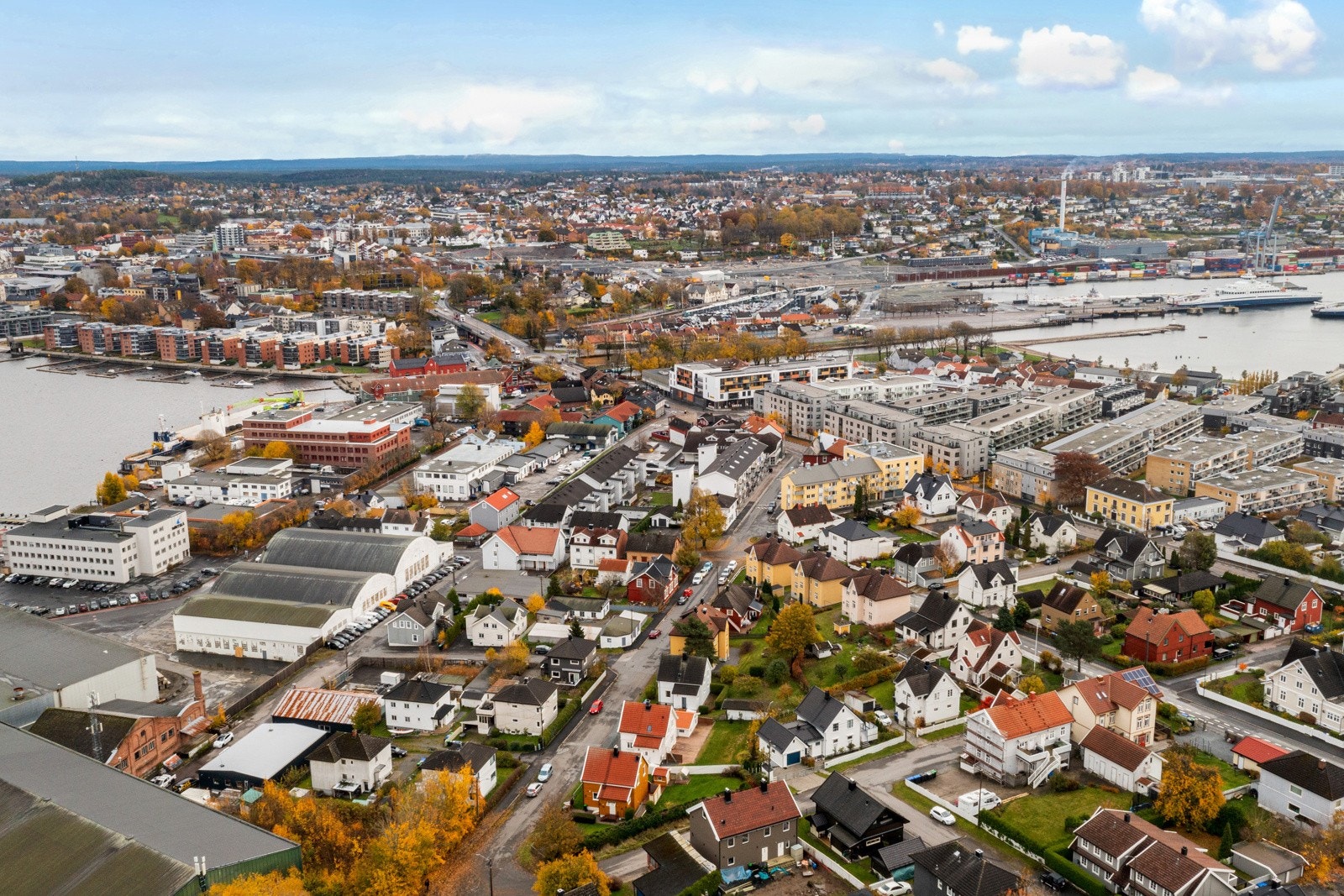 Fra eiendommen er det kun ca. 10 minutters gange til Moss togstasjon, noe som gjør pendlerhverdagen enkel. Galleribilde