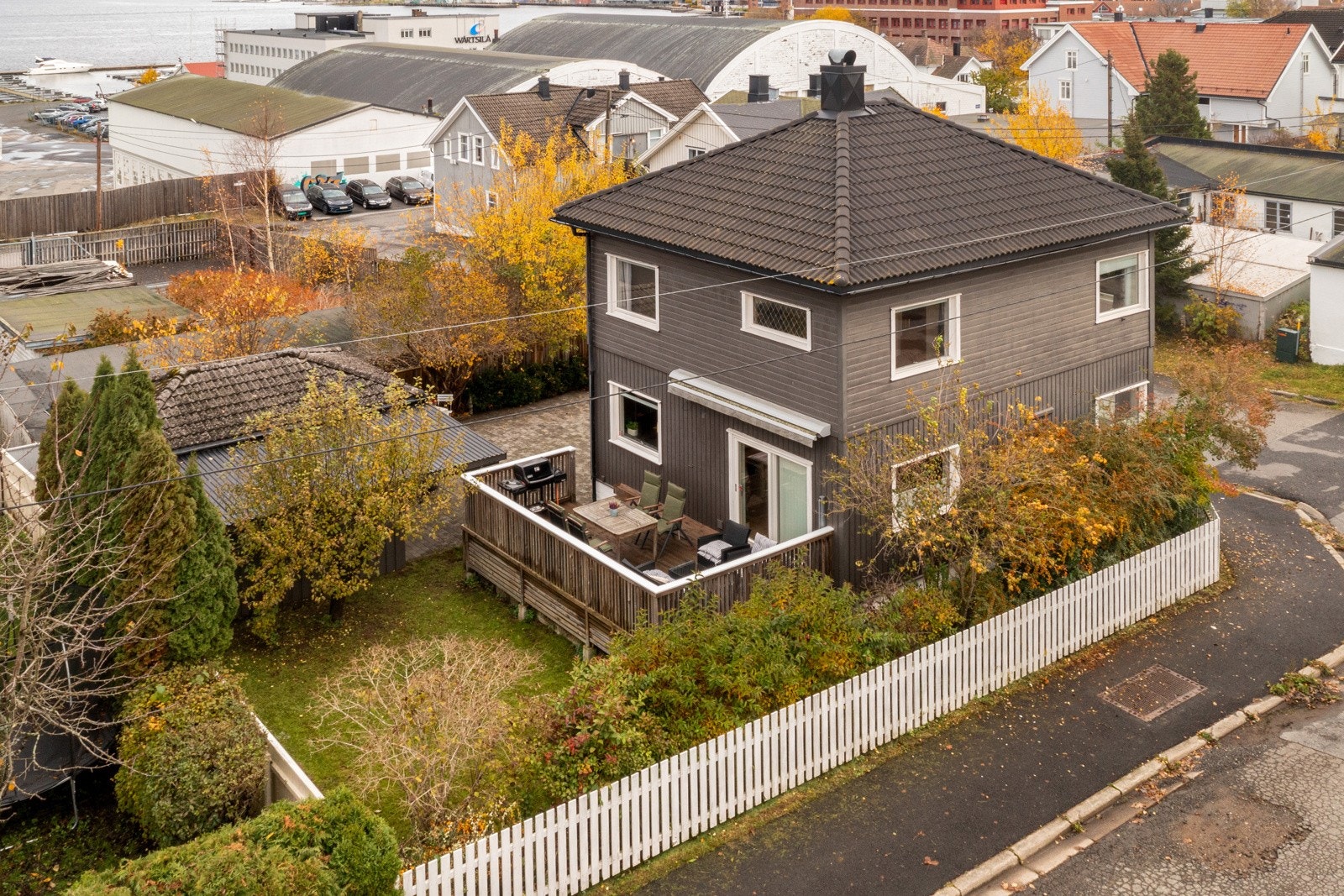 En innbydende og moderne enebolig med sjel, beliggende i et populært og etablerte boligområde på Jeløya. Galleribilde