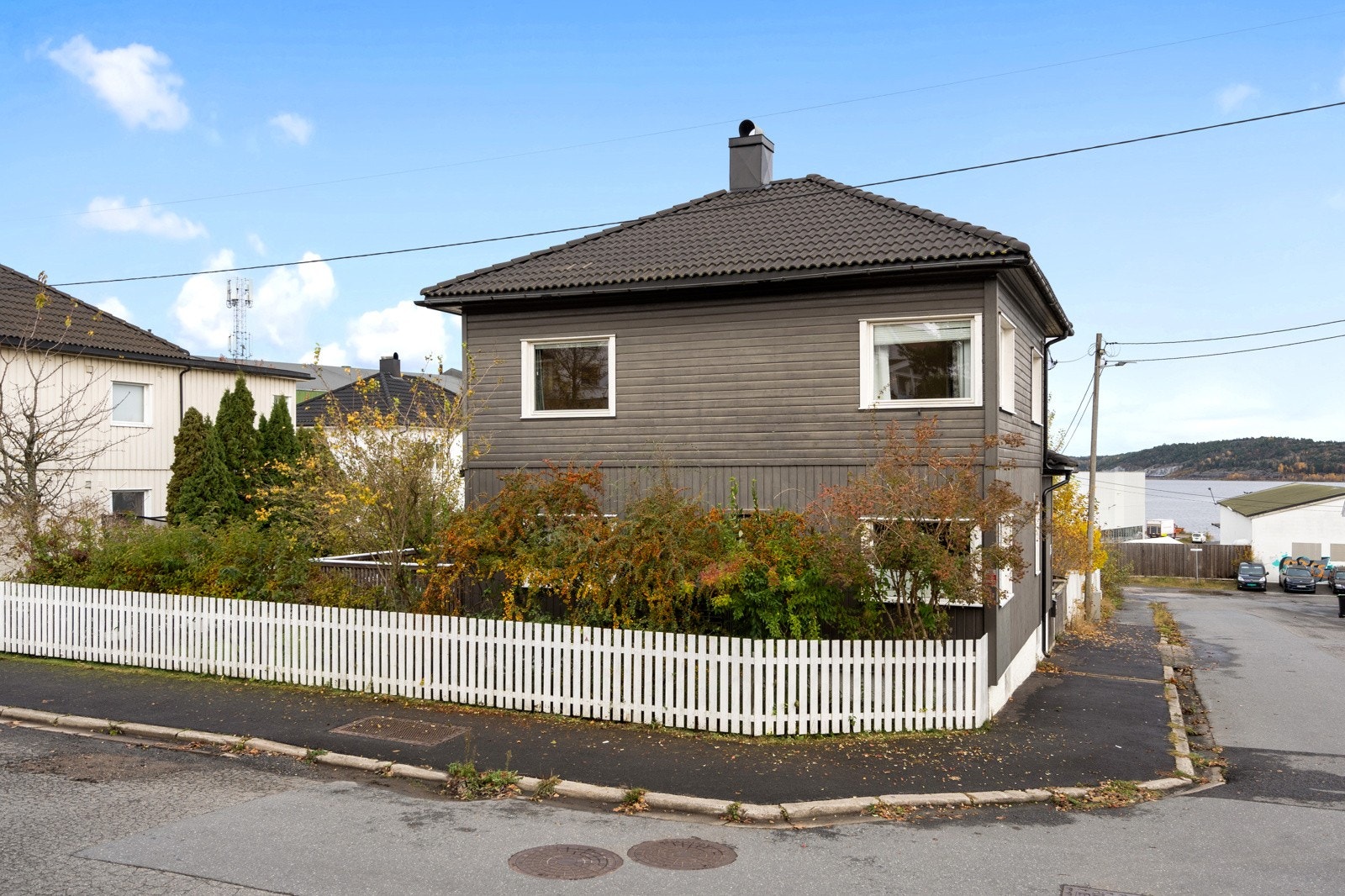 Eiendommen ligger i en rolig gate uten gjennomgangstrafikk, omgitt av flotte villaer og hyggelige hager. Galleribilde