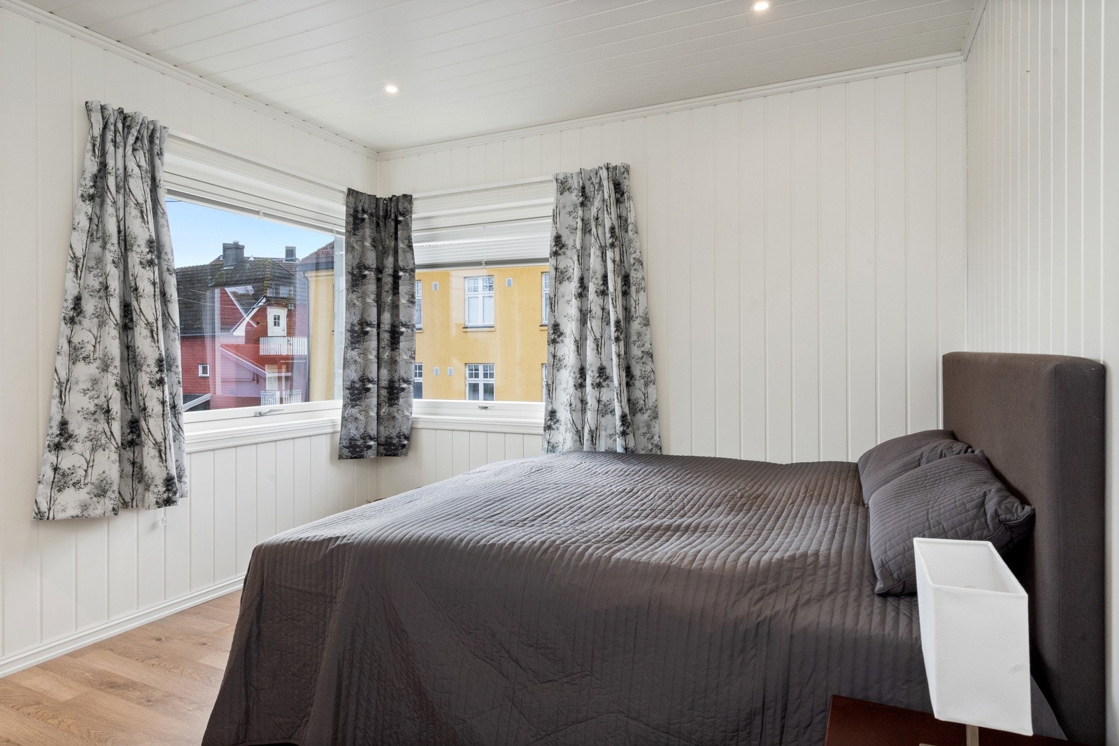 Her er det gode lysforhold fra flere vindusflater. Galleribilde