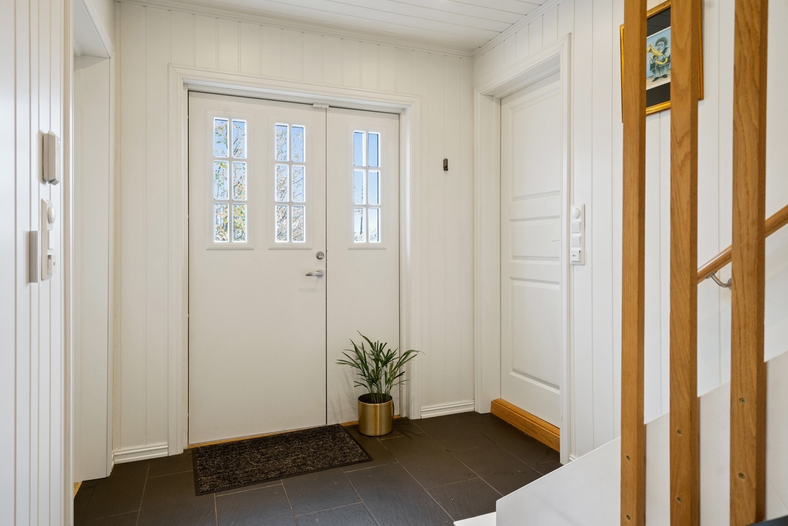 Hyggelig gang/entré med behagelige varmekabler og enkel tilgjengelighet til boligens baderom. Galleribilde