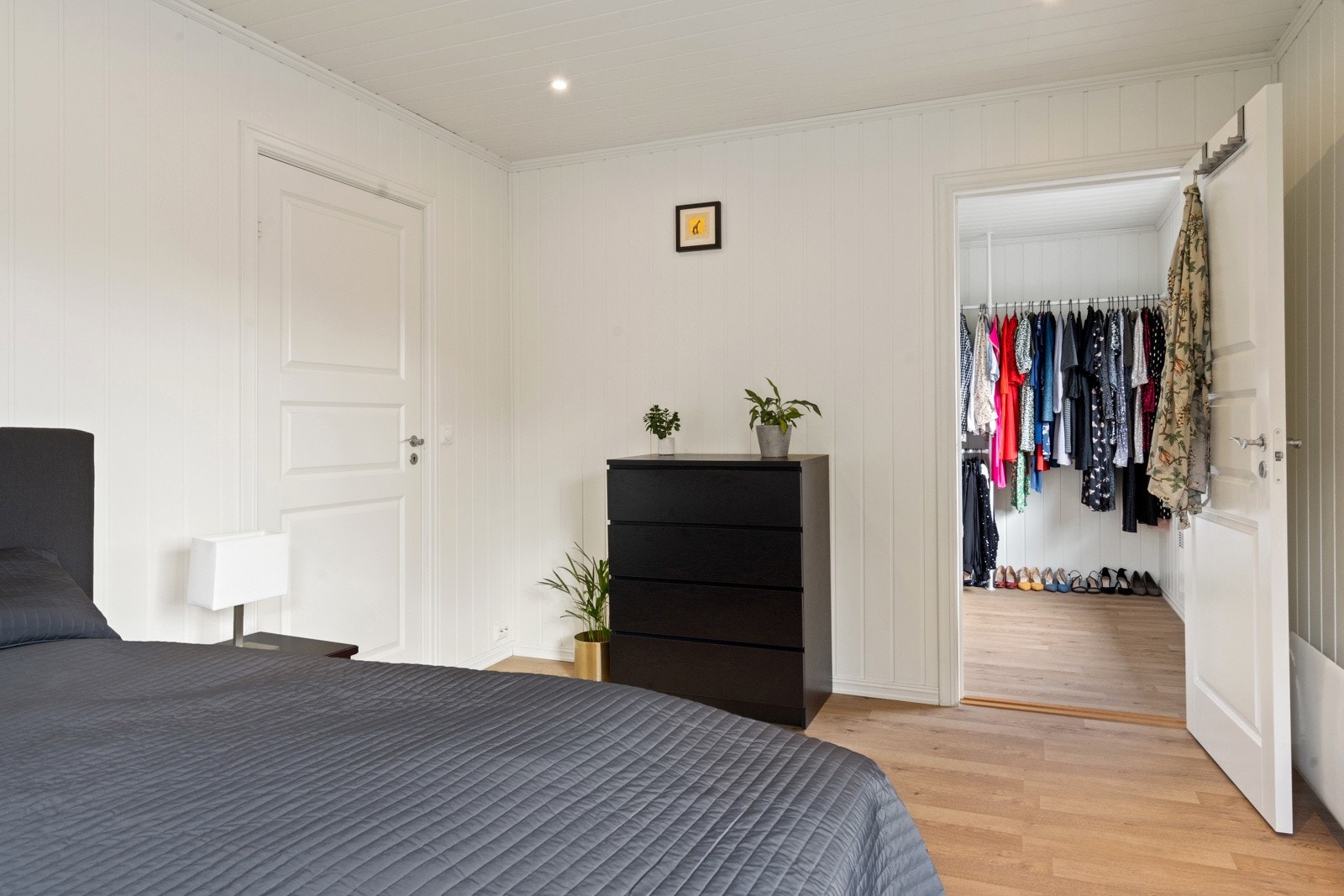 I tillegg har dette soverommet inngang til et walk-in closet. Galleribilde