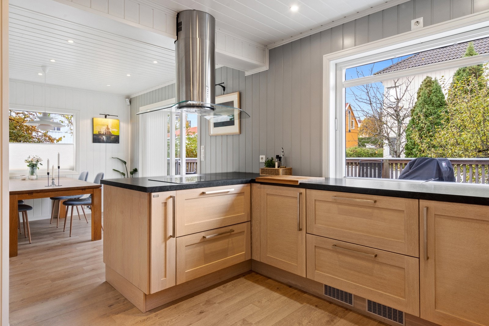 Åpen løsning mot stue og spiseplass gir en luftig og sosial romfølelse. Galleribilde