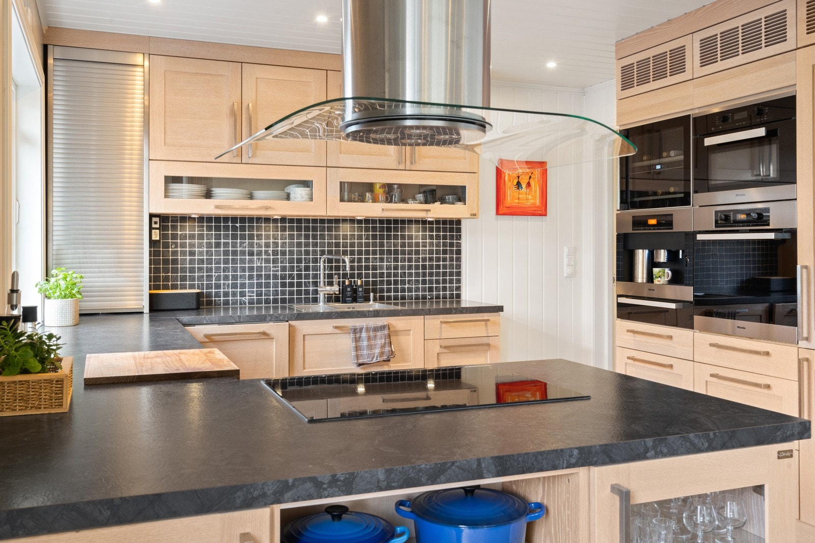 Stilrent og moderne kjøkken med god arbeidsplass, mye skapplass og kvalitetshvitevarer fra Miele. Galleribilde