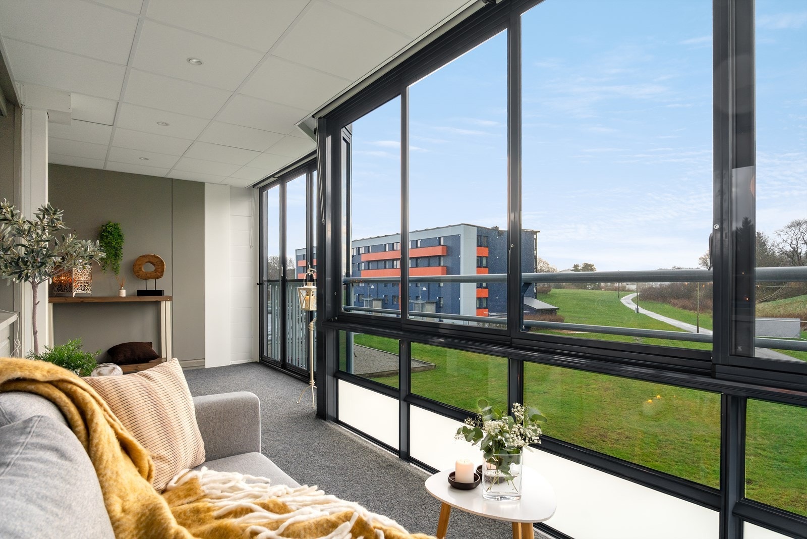 Store vindusflater som kan skyves til siden og gode solforhold. Galleribilde