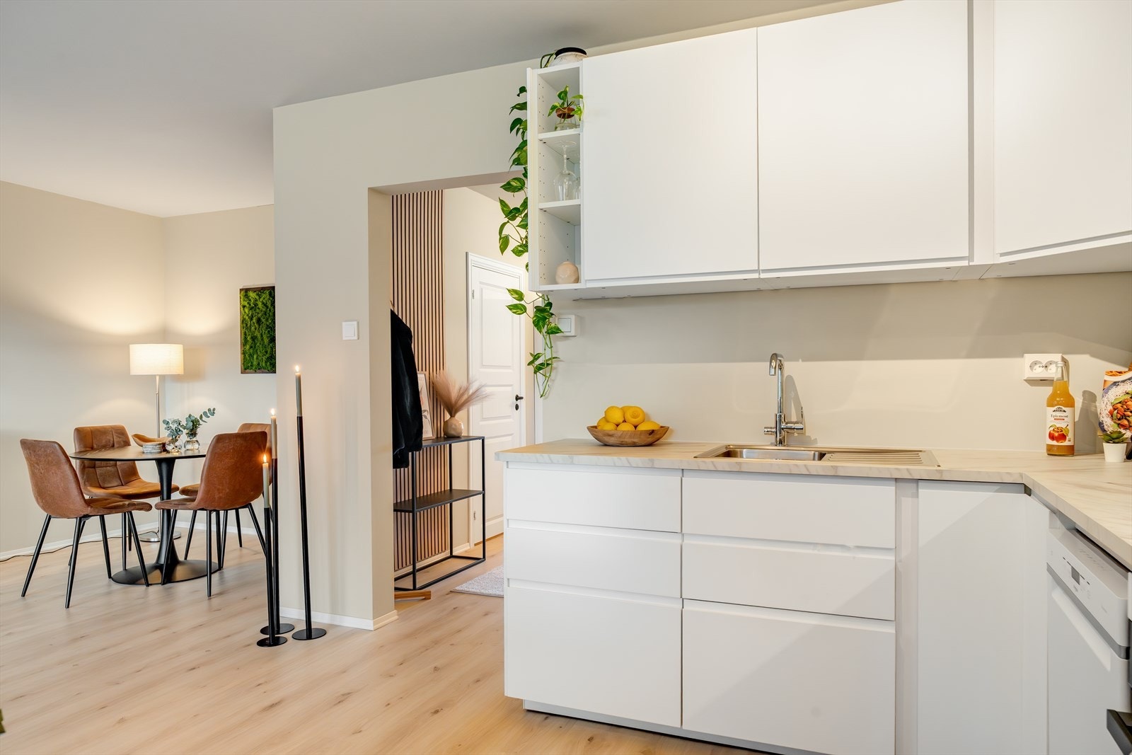 Moderne og nyere IKEA kjøkken med tidløse fronter. Galleribilde