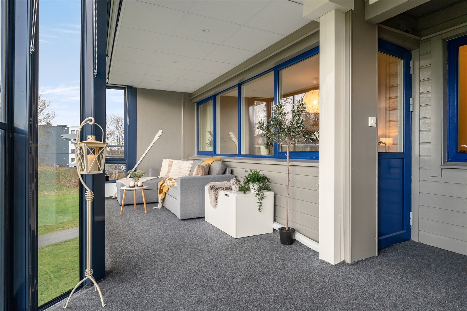 Fungerer som en forlengelse av stuen. God plass til sittegruppe til glede for store og små. Galleribilde