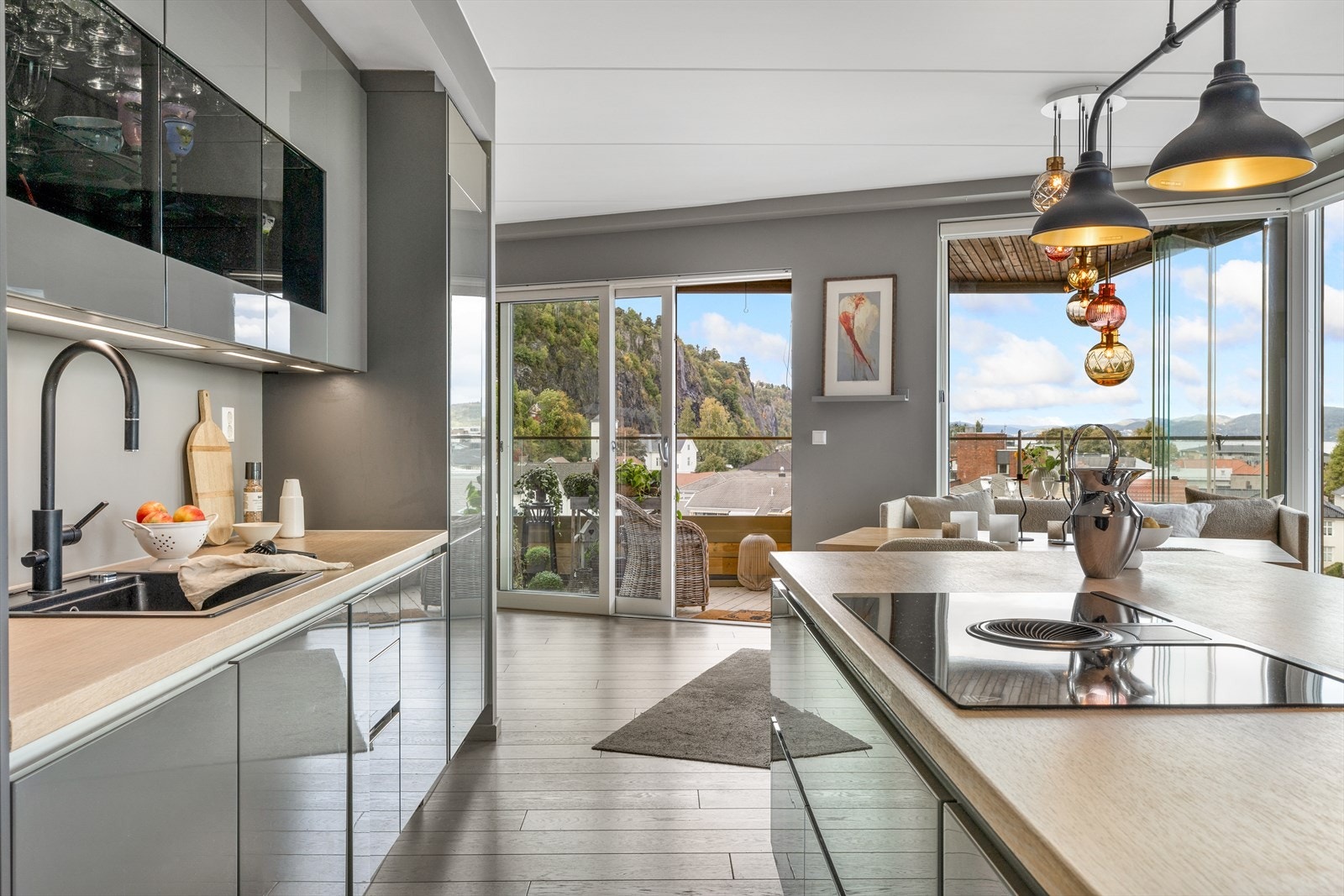 Videre er det én vaskekum med ettgreps blandebatteri, komfyrvakt og automatisk vannstopper montert i vaskeskapet. Galleribilde