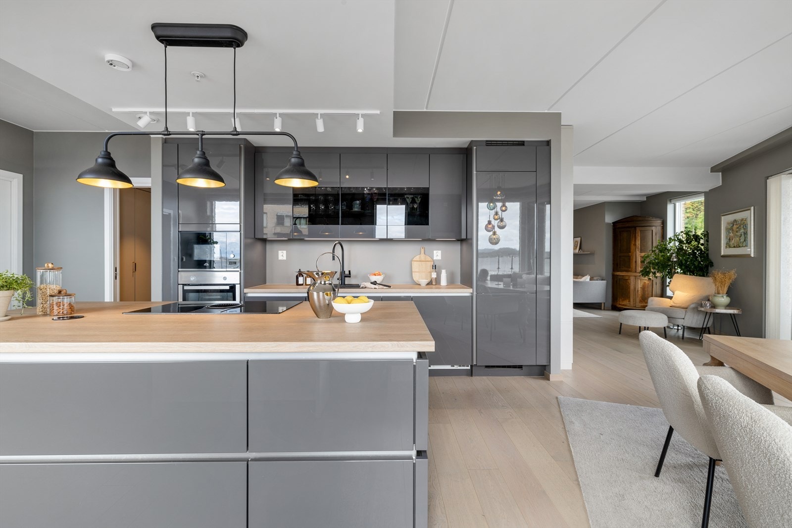 Det er lys under overskapene, og veggen over kjøkkenbenken har malte flater. Galleribilde