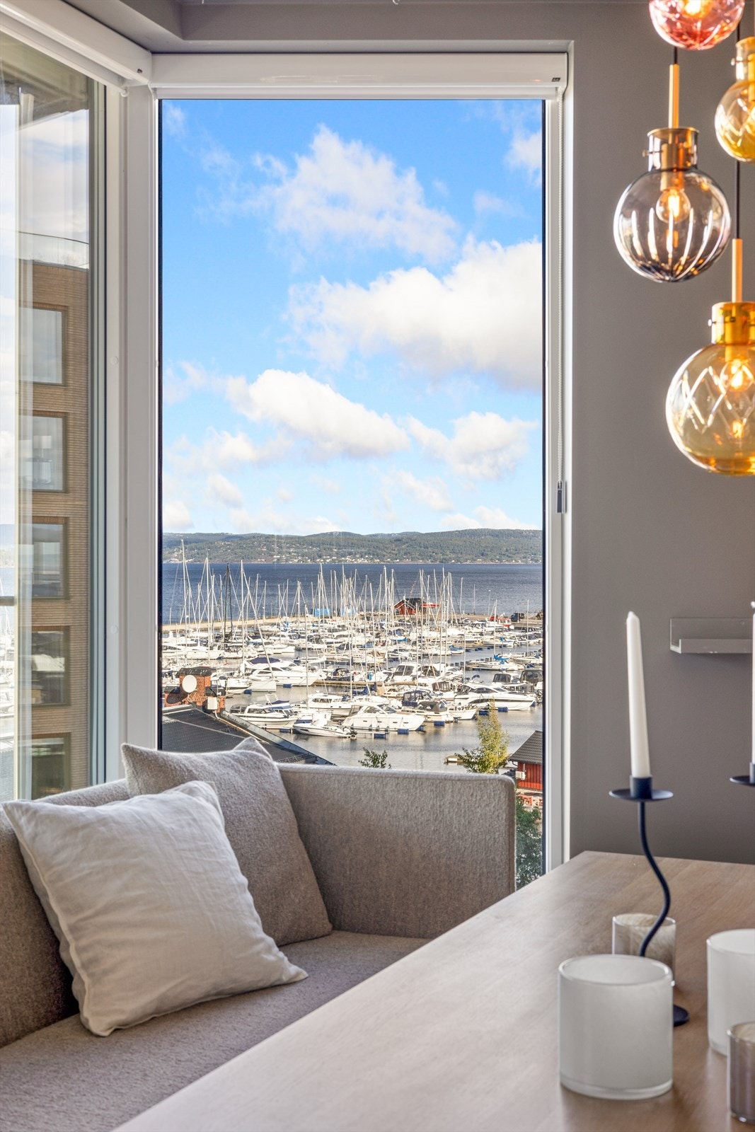 Utsikten nytes fra store deler av leiligheten. Galleribilde