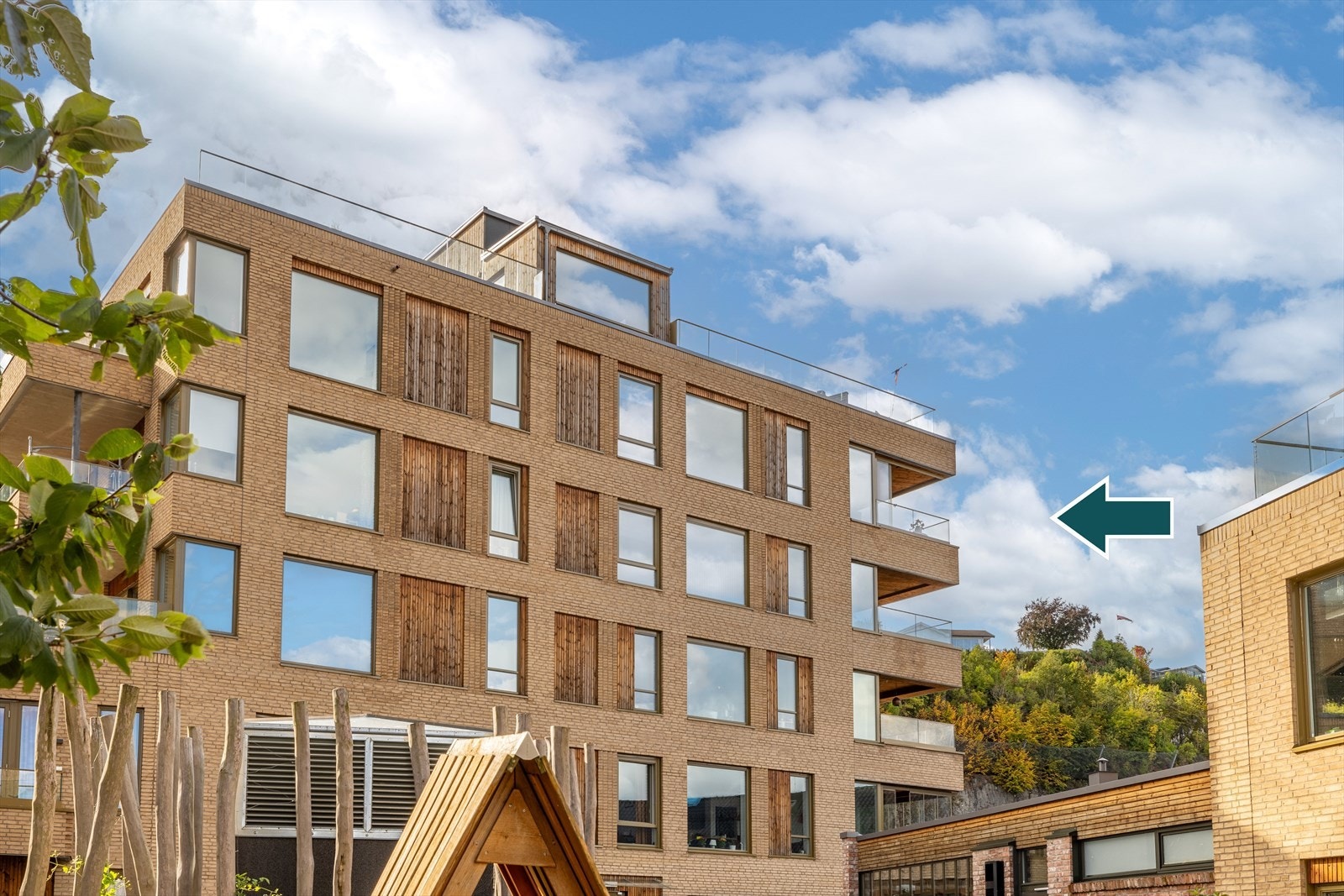 Leiligheten byr på god plassering i byggets toppetasje med et internt bruksareal på 113 m². Galleribilde