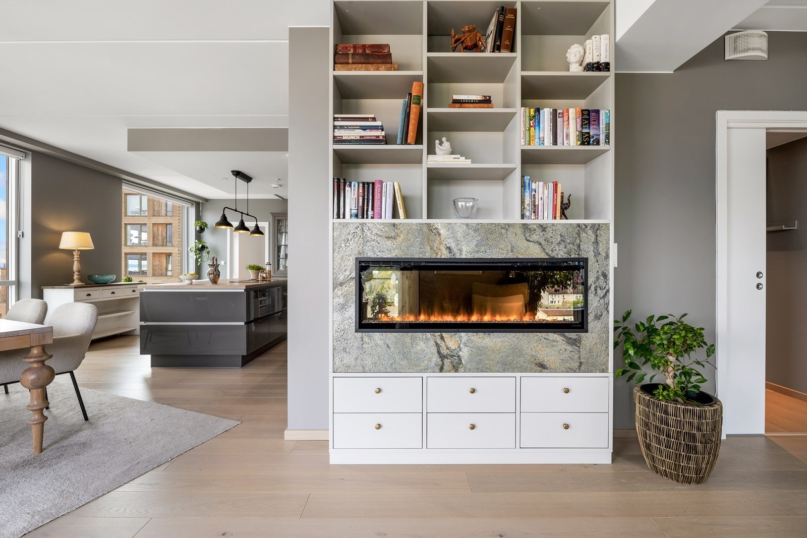 Den elektriske peisen i stuen gir hygge og god varme i rommet. Galleribilde