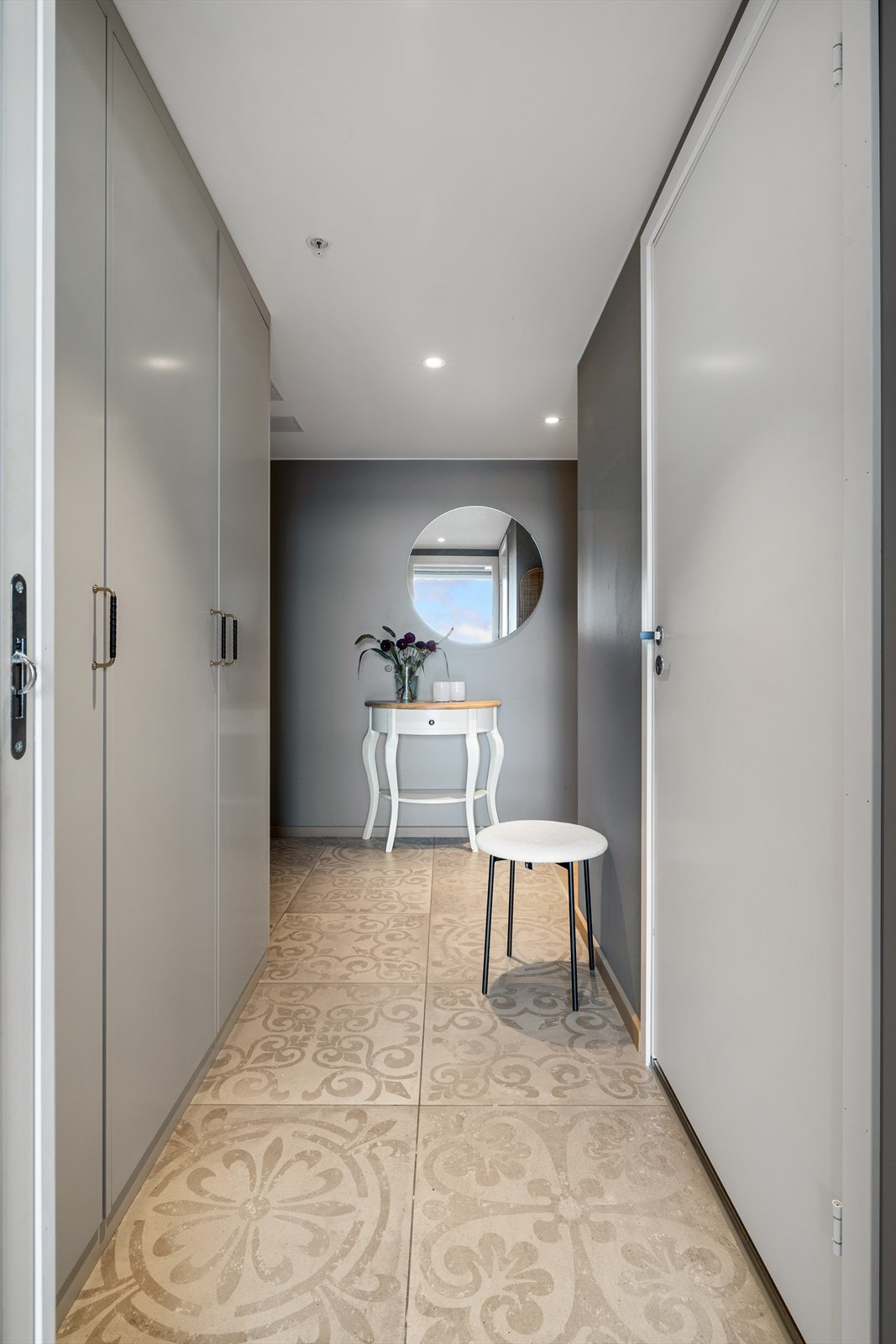 I entreen er det god oppbevaringsplass. Galleribilde