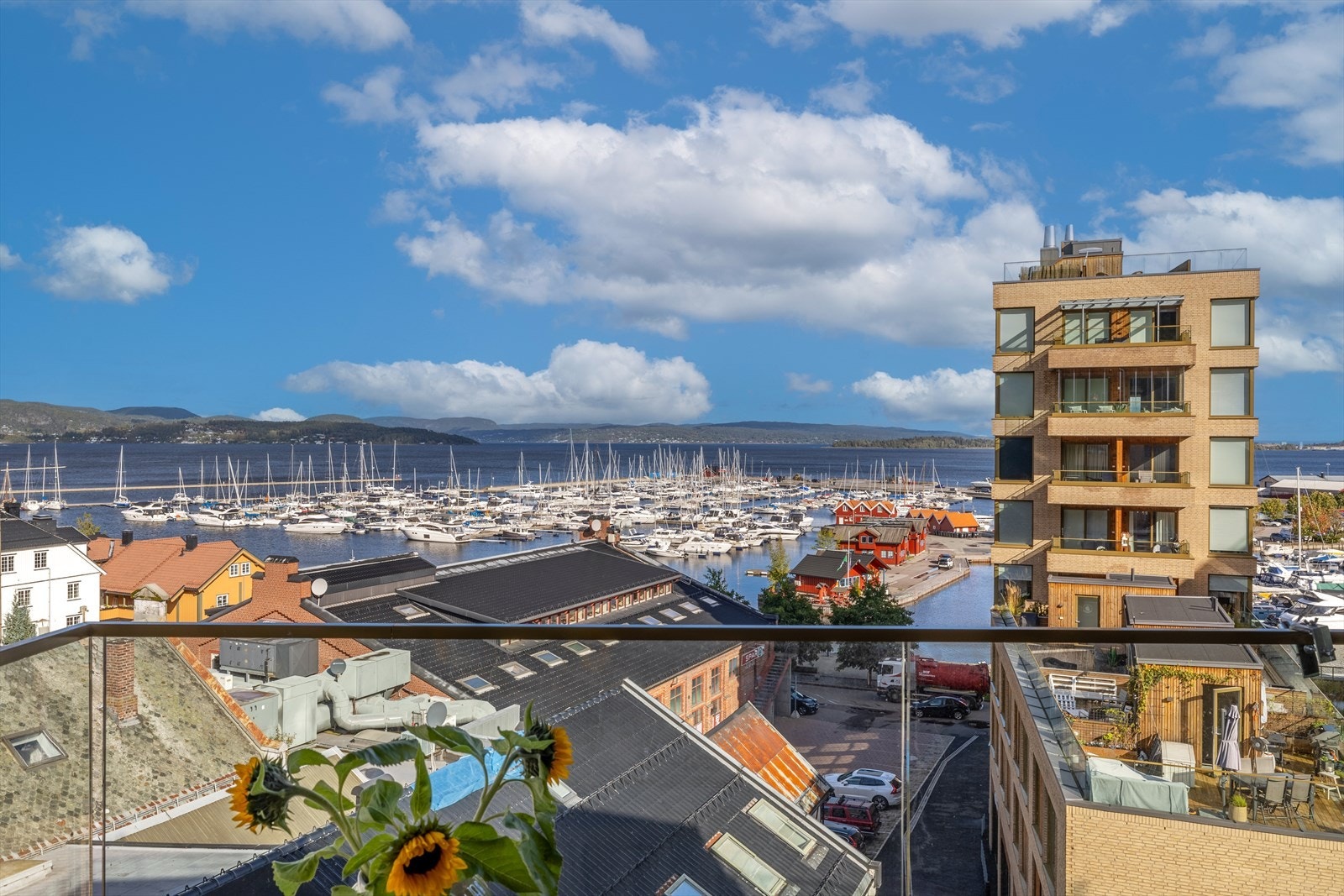 Nydelig fjordutsikt fra takterrassen. Galleribilde