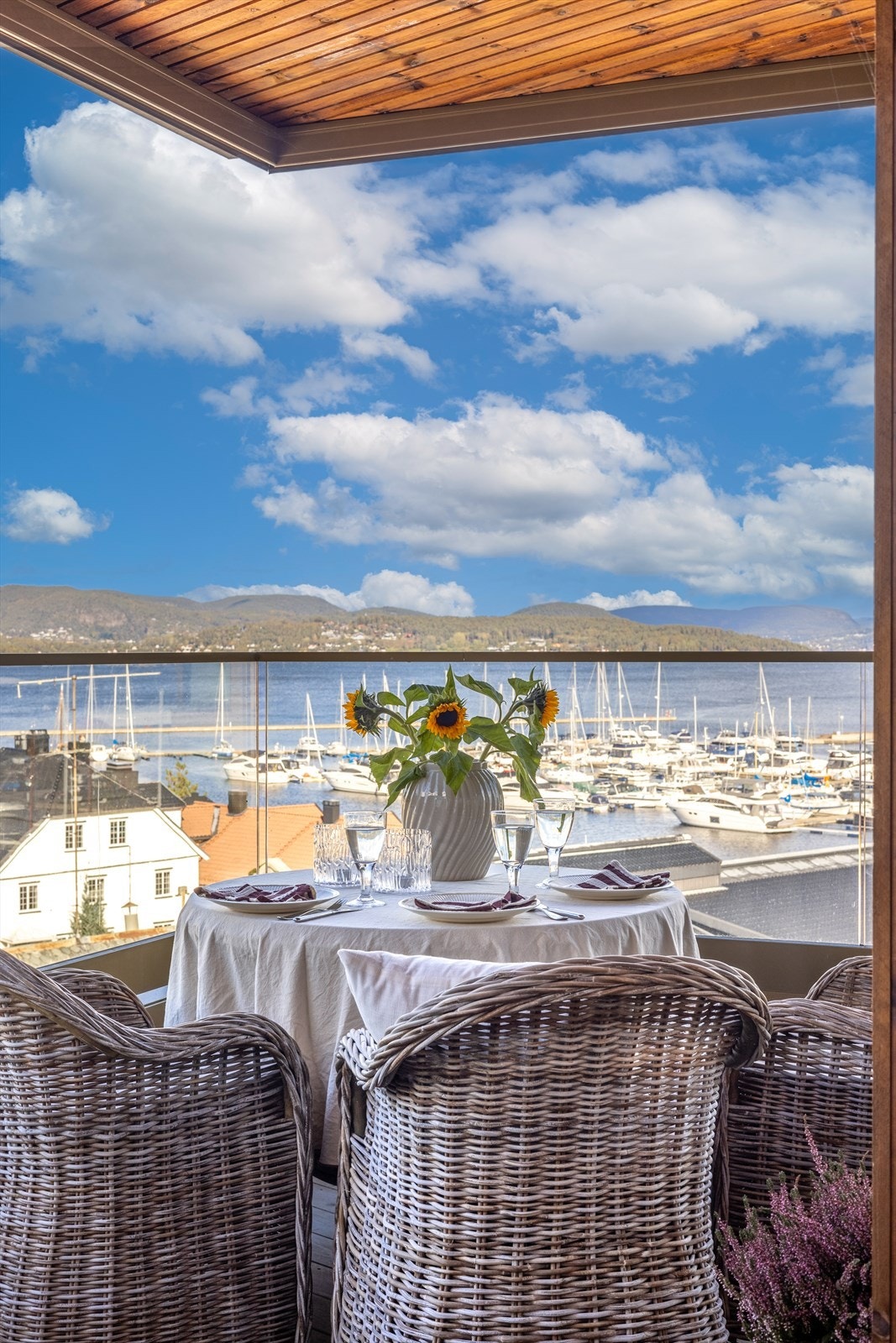 Utgang fra stuen til en 10 kvm innglasset balkong. Galleribilde