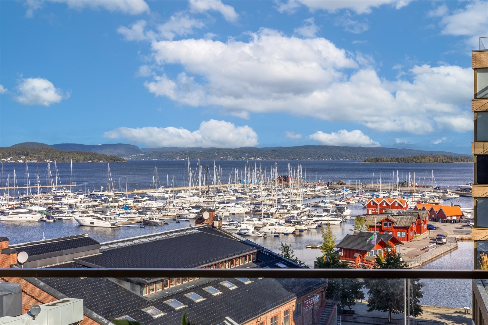 Her kan man nyte den flotte utsikten mot havna. Galleribilde