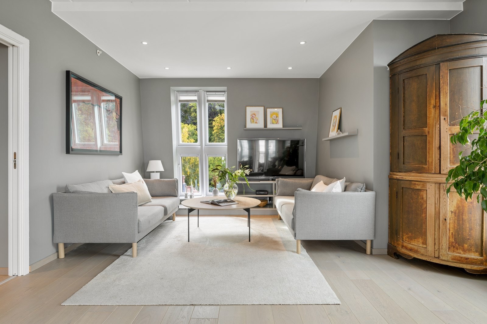 Leiligheten er betydelig påkostet og holder gjennomgående høy standard. Galleribilde